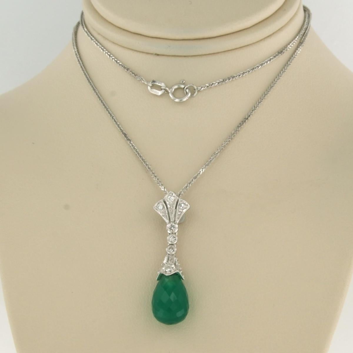 Collana in oro bianco 14k con ciondolo con calcedonio verde e diamante taglio singolo fino a 0,15ct - F/G - VS/SI - lunga 40 cm

descrizione dettagliata:

La collana misura 40 cm di lunghezza e 0,7 mm di larghezza.

Le dimensioni del ciondolo sono