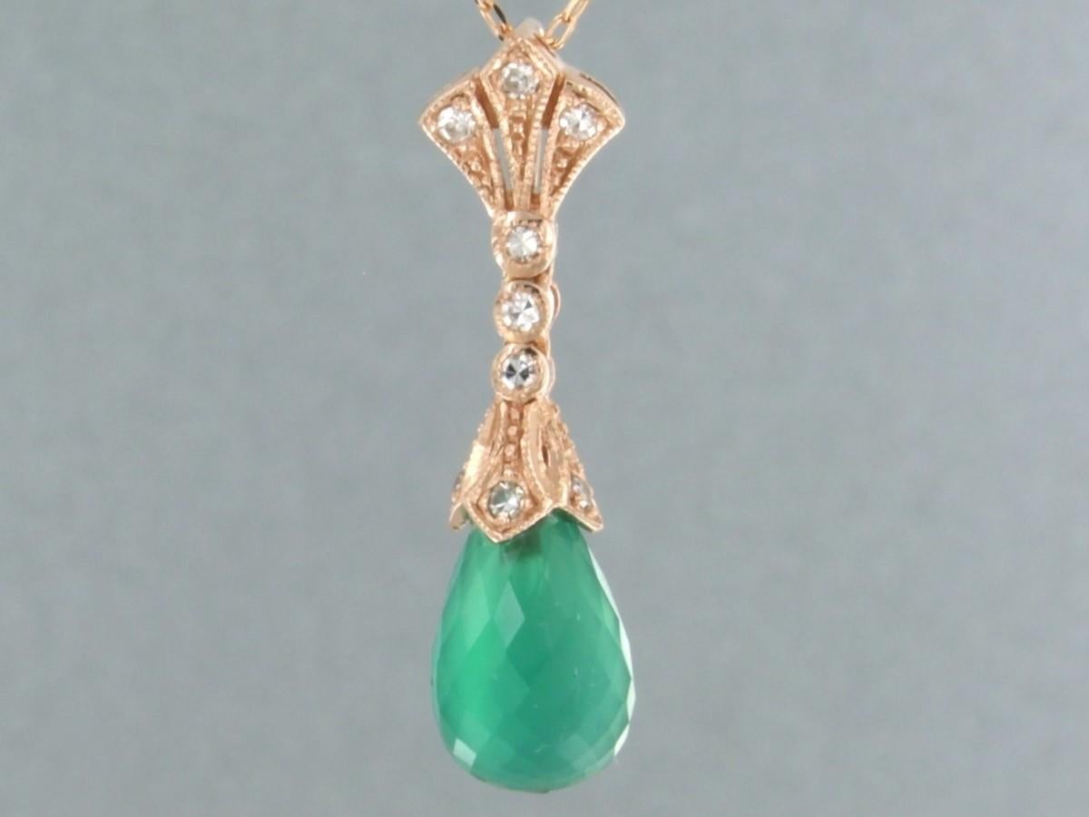 14k rose gold necklace with pendant set with green chalcedony and single cut diamond up to 0.22ct - F/G - VS/SI - 50 cm long

detailed description

the necklace is 50 cm long and 0.7 mm wide

dimensions of the pendant are 3.0 cm long by 8.2 mm