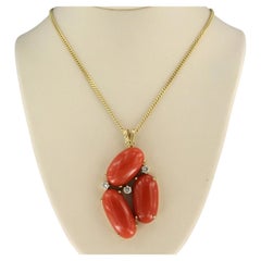 Collana e pendente con corallo e diamanti taglio brillante in oro 14k 15,7 grammi