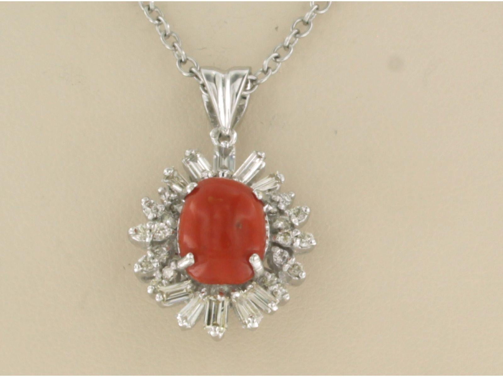 Collana e pendente con corallo e diamanti fino a 0,80ct in oro 14k 12,9 grammi In condizioni ottime in vendita a The Hague, ZH