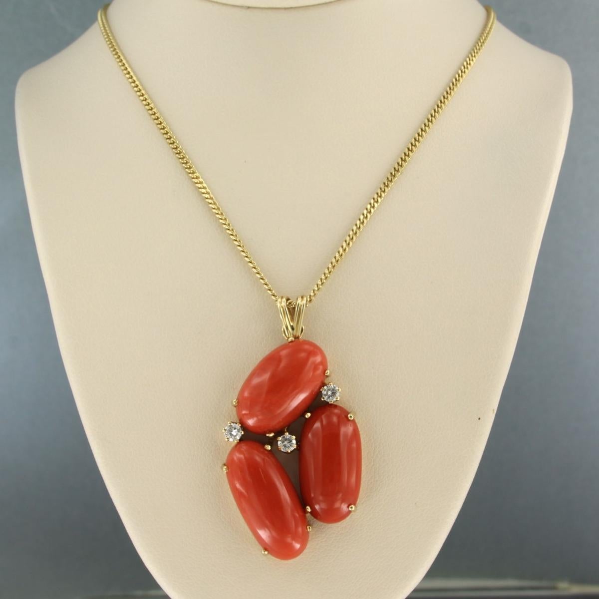 14 kt yellow gold necklace with pendant set with Corallium Rubrum and brilliant cut diamond, total approx. 0.25 ct F/G VS/SI - 60 cm
 
detailed description

the pendant is 4.3 cm high and 2.3 cm wide

the necklace is 60 cm long and 1.7 mm