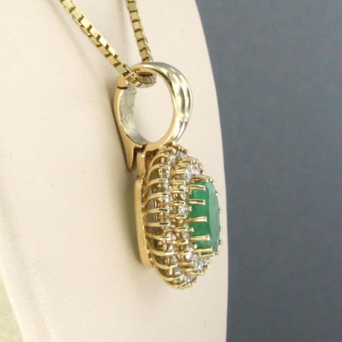 Halskette und Anhänger mit Smaragd und Diamanten im Brillantschliff 14k Gold im Zustand „Hervorragend“ im Angebot in The Hague, ZH