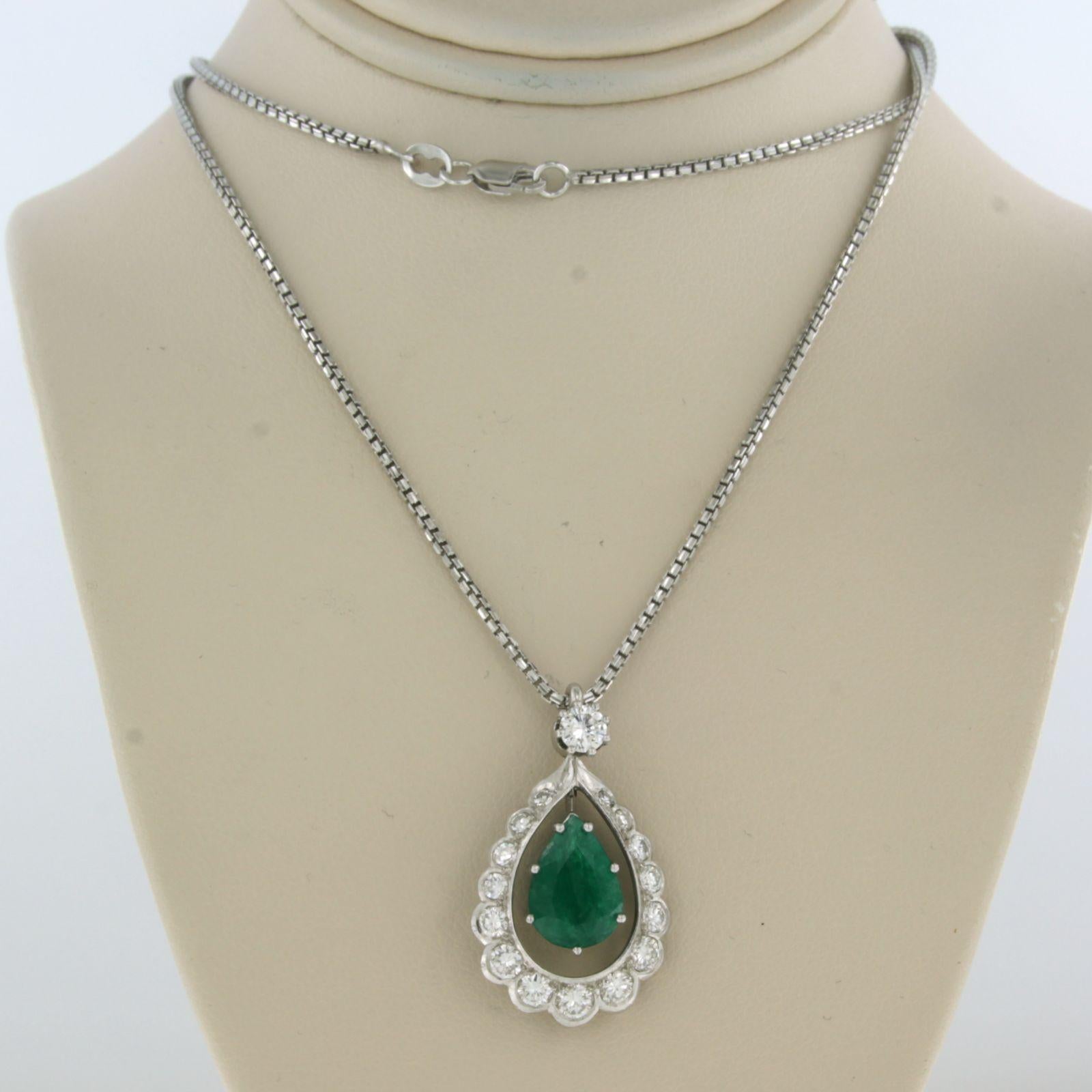 18k white gold necklace with drop-shaped pendant set with emerald. 1.80ct and brilliant cut diamond up to. 0.60ct - F/G - VS/SI - 50 cm long

detailed description:

the necklace is 50 cm long and 1.3 mm wide

the pendant is 2.8 cm long by 1.7 cm