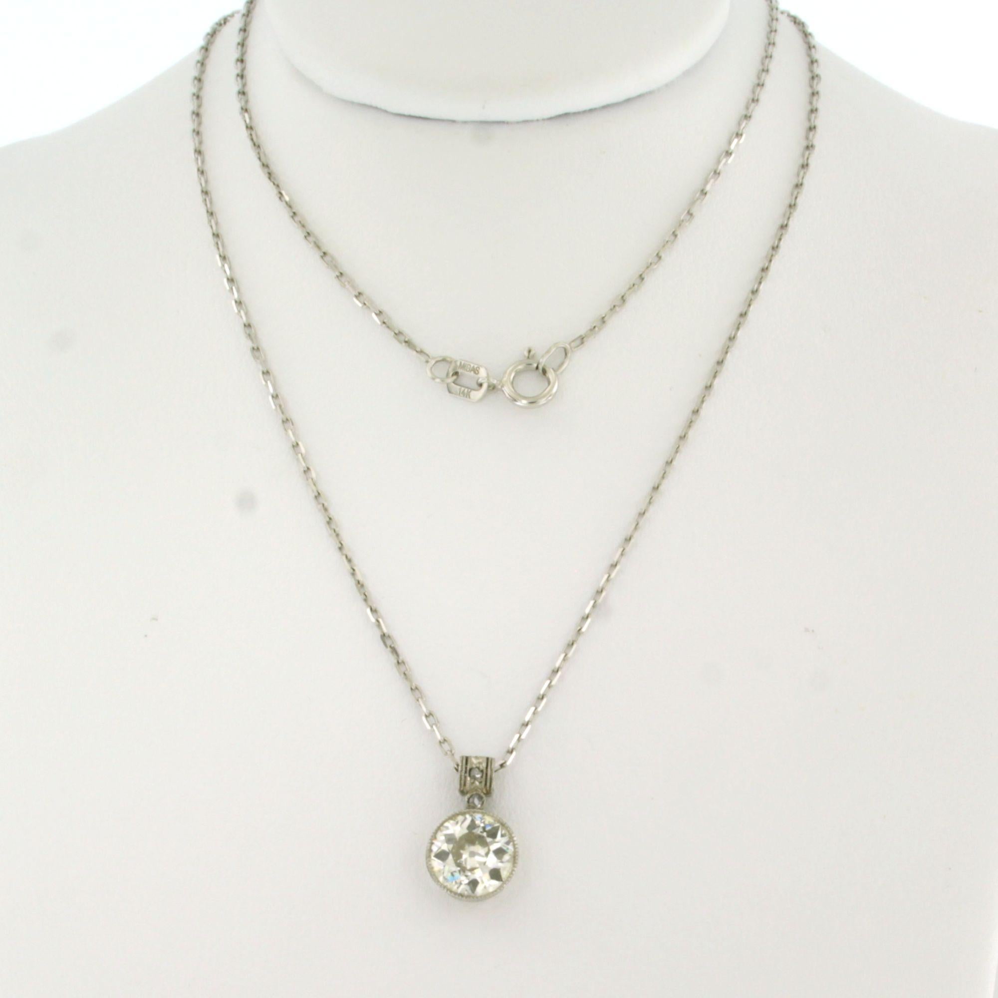 Collier en or blanc 14k avec pendentif serti d'un diamant de taille européenne ancienne et d'un diamant de taille rose, totalisant environ 1,22 ct - H- Pique 1 - 45 cm de long

Description détaillée

Le collier mesure 45 cm de long et 0,7 mm de