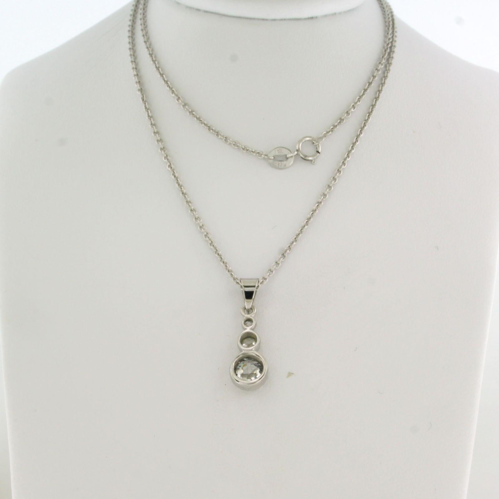 Collier en platine avec pendentif serti d'un diamant taillé dans une ancienne mine, totalisant environ 1,35 ct - G/H - VS/SI - 45 cm de long

Description détaillée

Le collier mesure 45 cm de long et 0,7 mm de large.

Le pendentif mesure 1,2 cm de