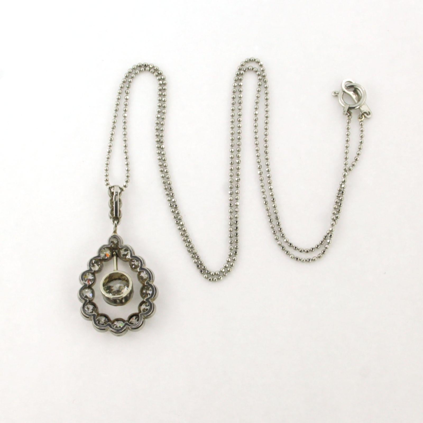 Platinum necklace with pendant set with old mine-cut diamonds up to 2.95 ct – G/H - SI – 45 cm long

Detailed description

The necklace is 45 cm long and 0.7 mm wide.

The pendant is 3.2 cm high and 1.6 cm wide.

Total weight: 6.1 grams

Set