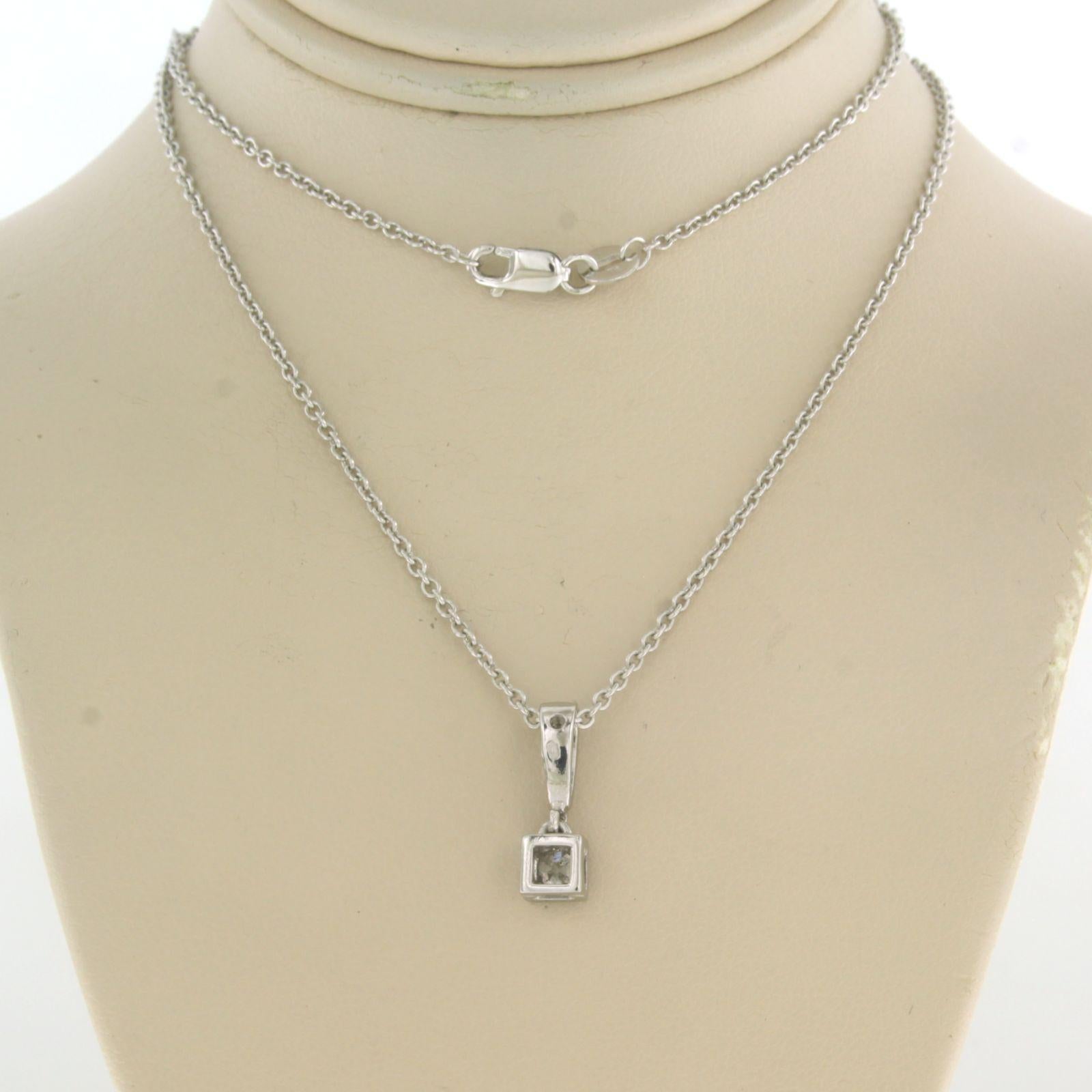 Platinhalskette mit Anhänger, besetzt mit Diamanten im Minenschliff bis zu 0,40 Karat - 45 cm lang

Ausführliche Beschreibung

Die Halskette ist 45 cm lang und 1,2 mm breit.

Der Anhänger ist 1,4 cm lang und 4,9 mm breit.

Gesamtgewicht: 6,2