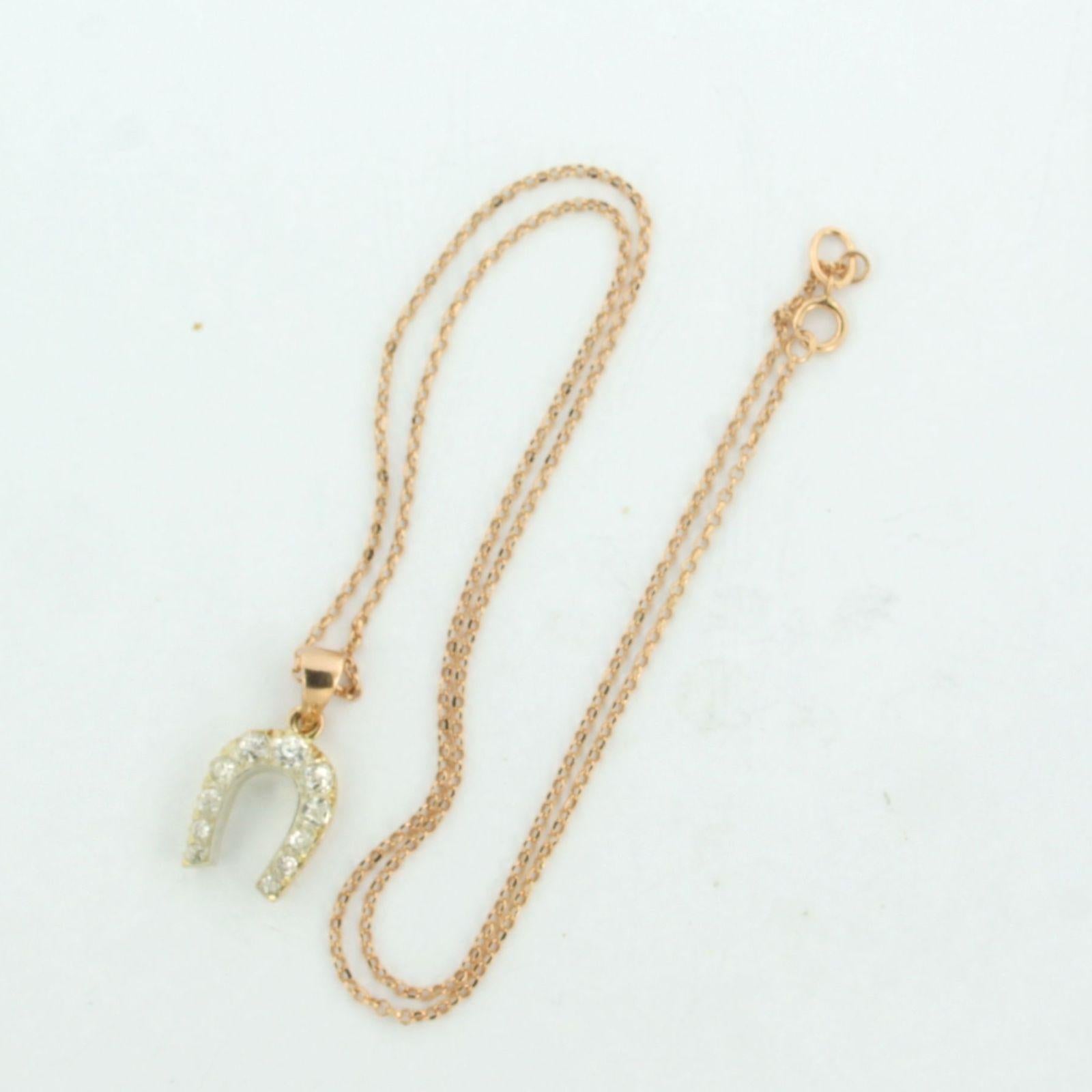 Collier en or rouge 14k avec un pendentif en or et argent 14k serti de diamants taille ancienne jusqu'à environ 1,00 ct G/H SI - 45 cm

Description détaillée

Le pendentif mesure 2,3 cm de haut et 1,2 cm de large.

Le collier mesure 45 cm de long et