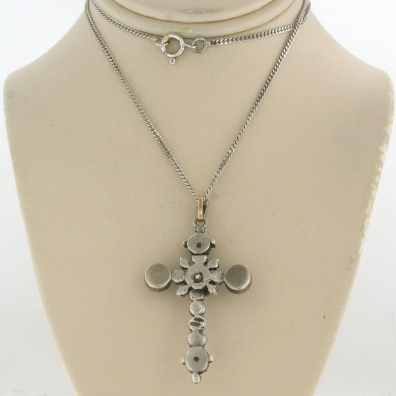 14k gold and silver necklace with a cross pendant set with an old mine-cut diamond up to 2.00 ct - F/G - SI/P - 40 cm long

Detailed description:

The necklace is 40 cm long and 0.9 mm wide.

The pendant measures approximately 4 cm by 2.5 cm.

Total