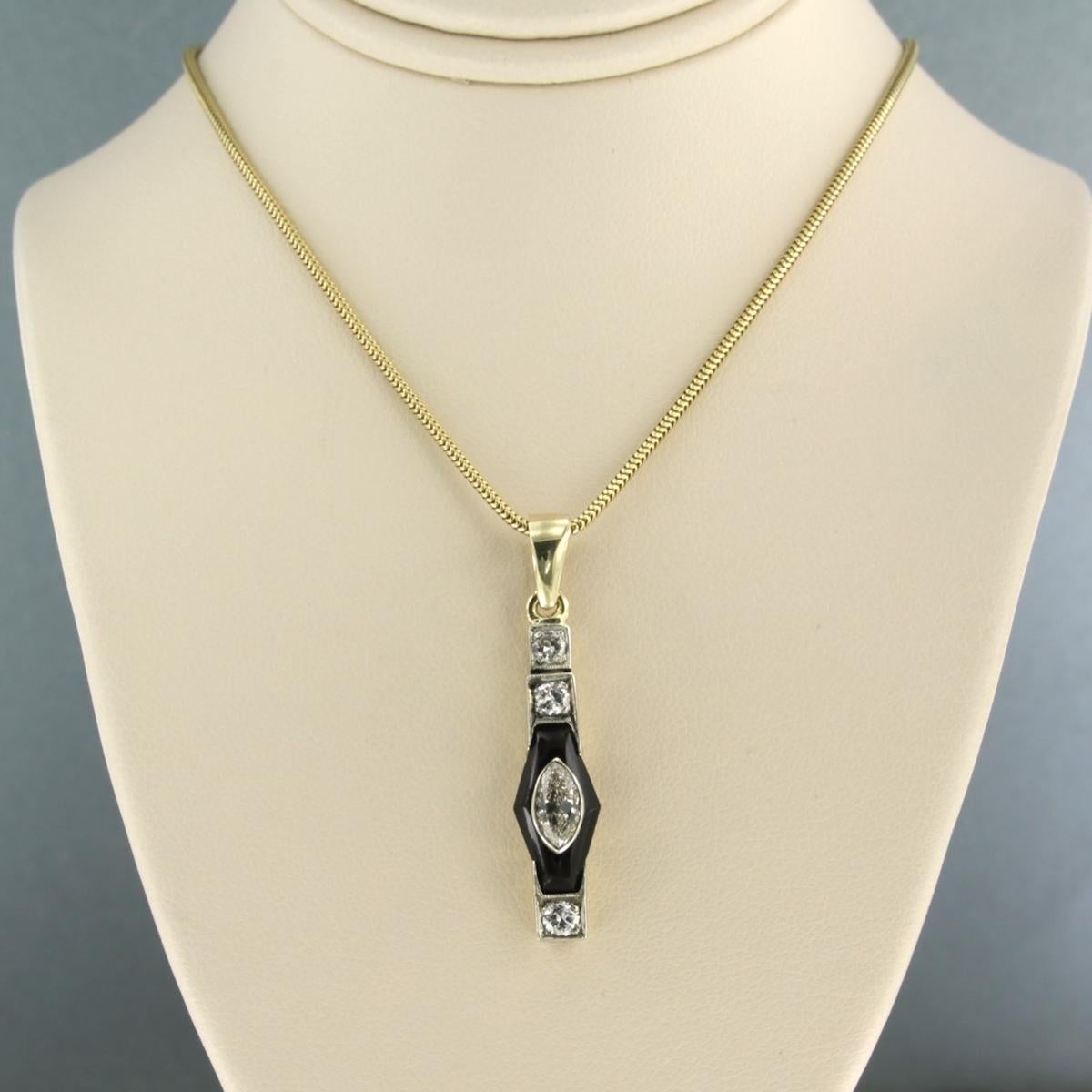 Collier en or jaune 18k avec pendentif en or jaune 18k et argent serti d'onyx et diamant taille ancienne jusqu'à 1.00ct - H/I - VS/SI - 42 cm de long

description détaillée :

la longueur du collier est de 42 cm de long par 1,25 mm de large

Les