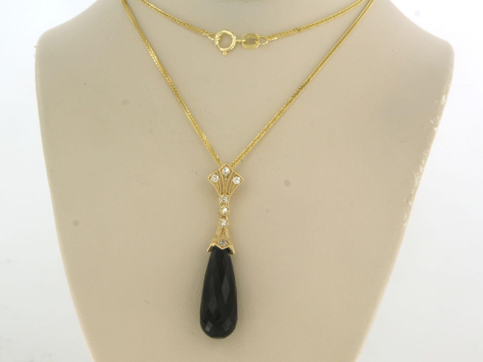 Collana in oro giallo 14k con ciondolo con onice e diamanti taglio singolo. 0,16ct - F/G - VS/SI - 45 cm di lunghezza 

descrizione dettagliata:

La collana misura 45 cm di lunghezza e 1,1 mm di larghezza.

Il ciondolo è alto 3,8 cm e largo 8,2