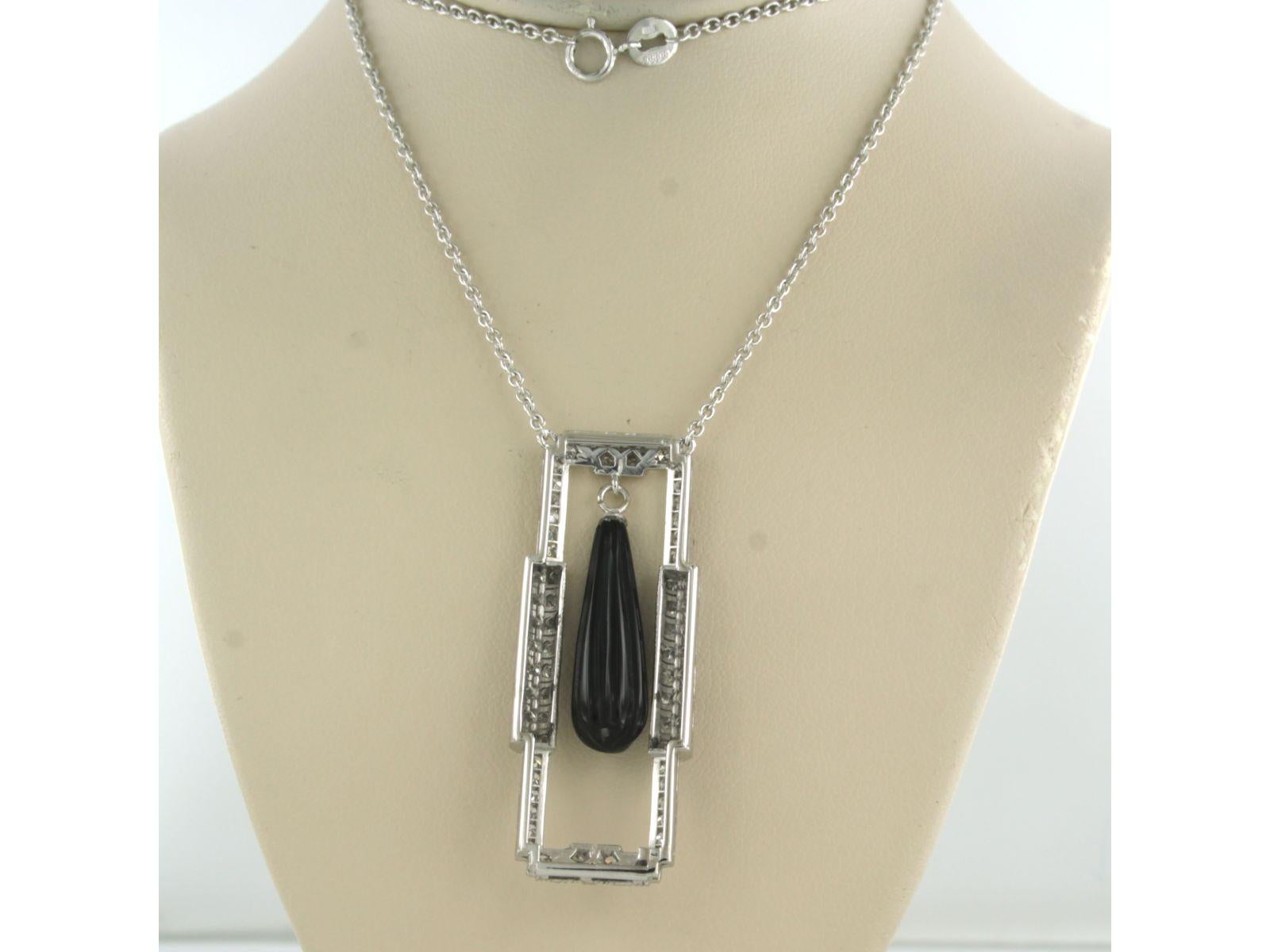 Collier en platine avec pièce centrale sertie d'onyx et de diamants taille unique jusqu'à. 1.00ct - F/G - VS/SI - 45 cm de long

description détaillée

Le collier mesure 45 cm de long et 0,7 mm de large.

la taille de la pièce centrale est de 4,3 cm