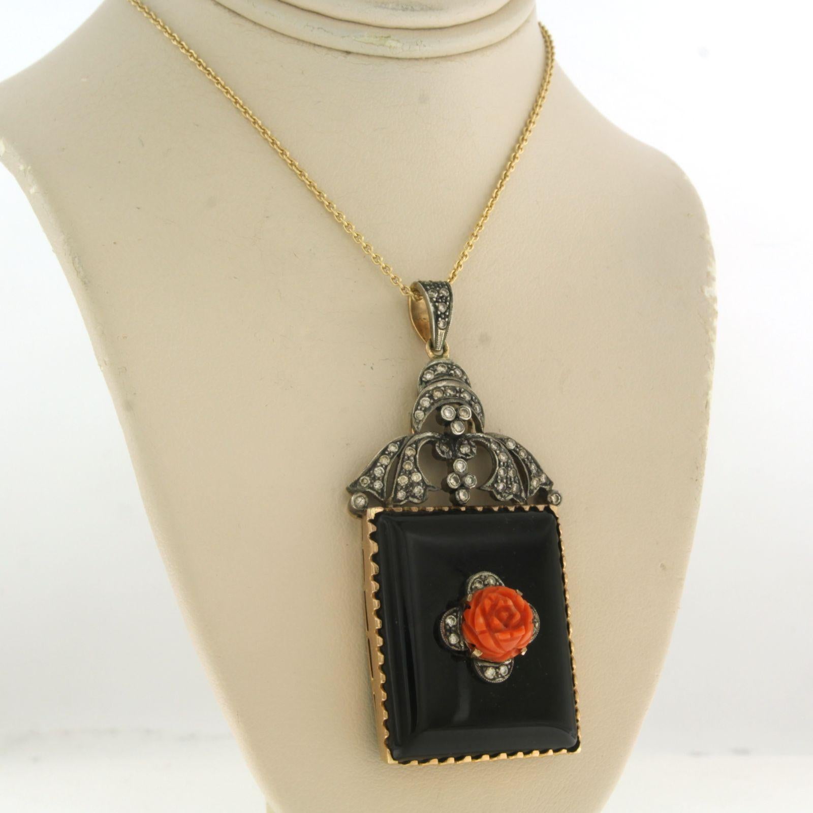 Collier et pendentif en onyx, corail et diamants taille brillant en or 18k Silver Excellent état - En vente à The Hague, ZH