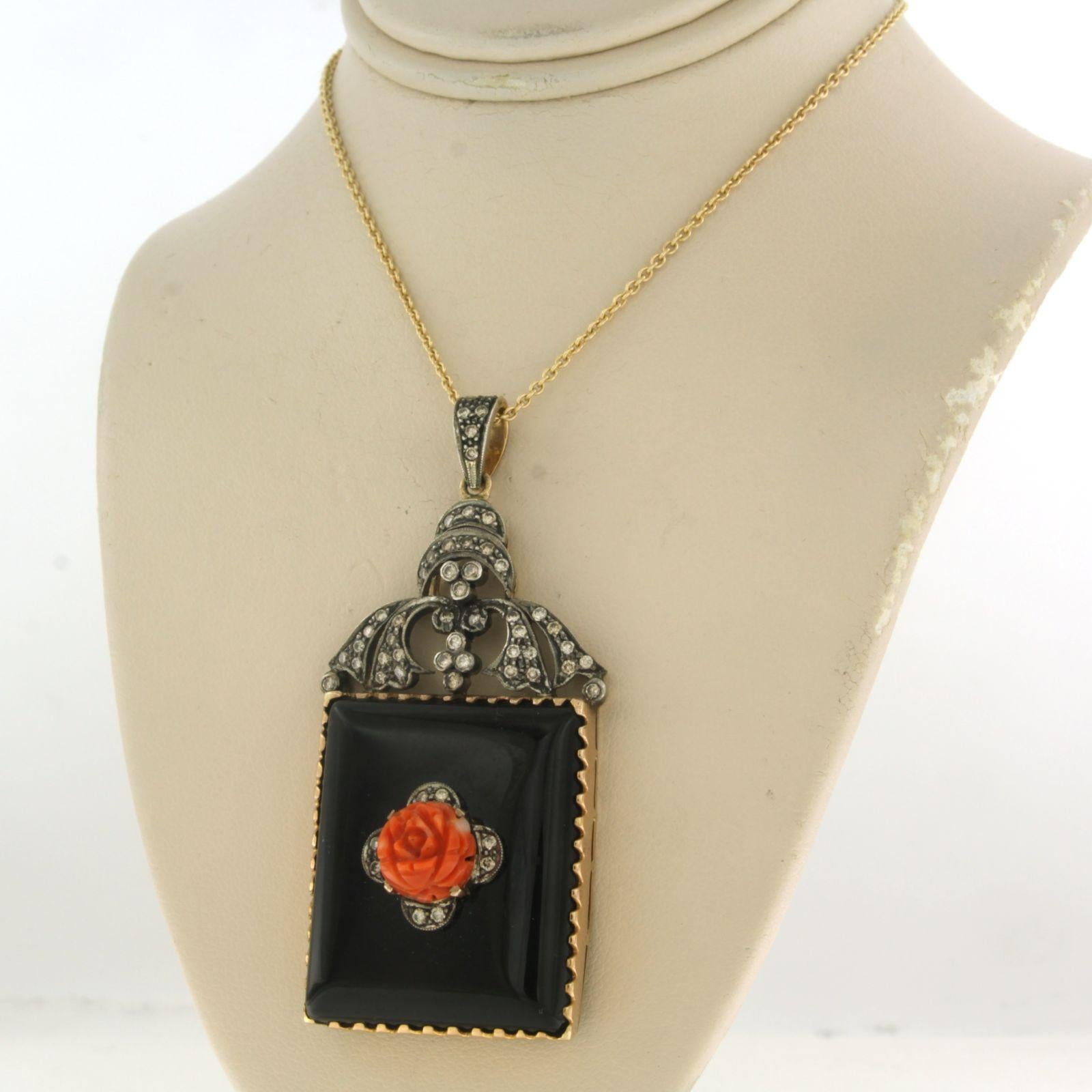 Collier et pendentif en onyx, corail et diamants taille brillant en or 18k Silver en vente 2