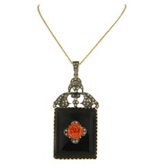 Collana e ciondolo con onice, corallo e diamanti taglio brillante in oro 18k, argento