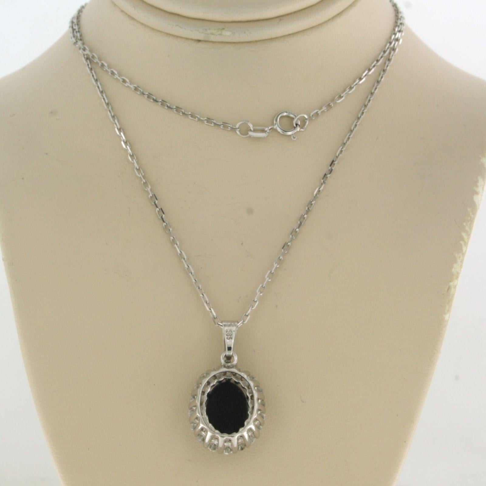 Collier en or blanc 14k avec un pendentif entourage serti d'une opale centrale entourée de diamants taille brillant jusqu'à 0.60 ct - F/G - VS/SI - 50 cm de long

Description détaillée

Le collier mesure 50 cm de long et 1,0 mm de large.

Le