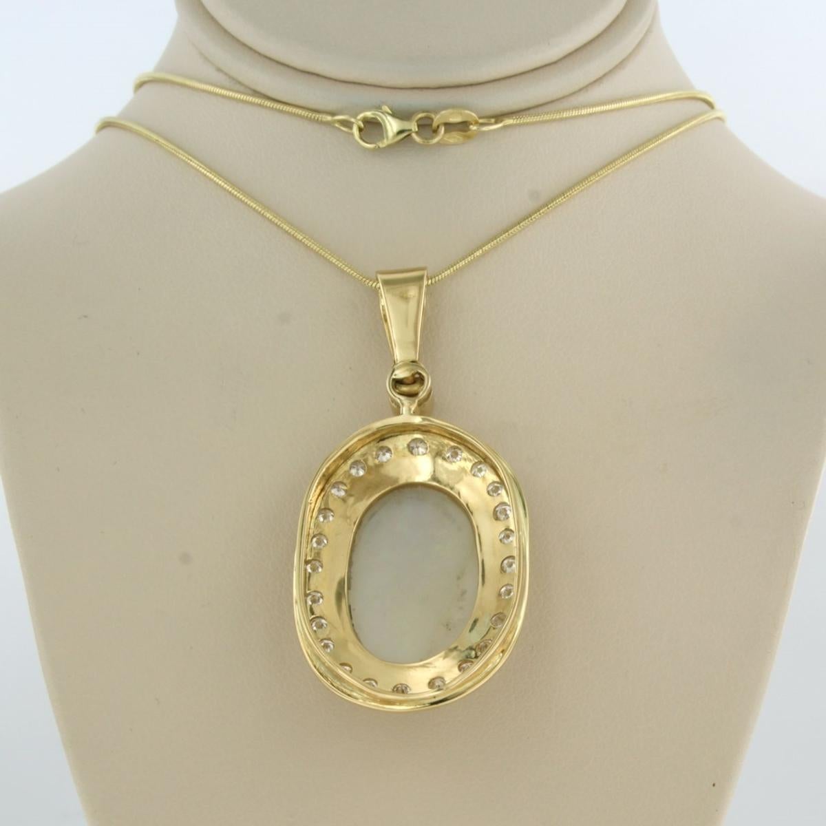 14k yellow gold necklace with pendant set with an oval cut opal in the center and an entourage of brilliant cut diamonds up to. 1.50ct - G/H - VS/SI - 45 cm long

detailed description:

necklace is 45 cm long and 1.0 mm wide

size of the pendant is