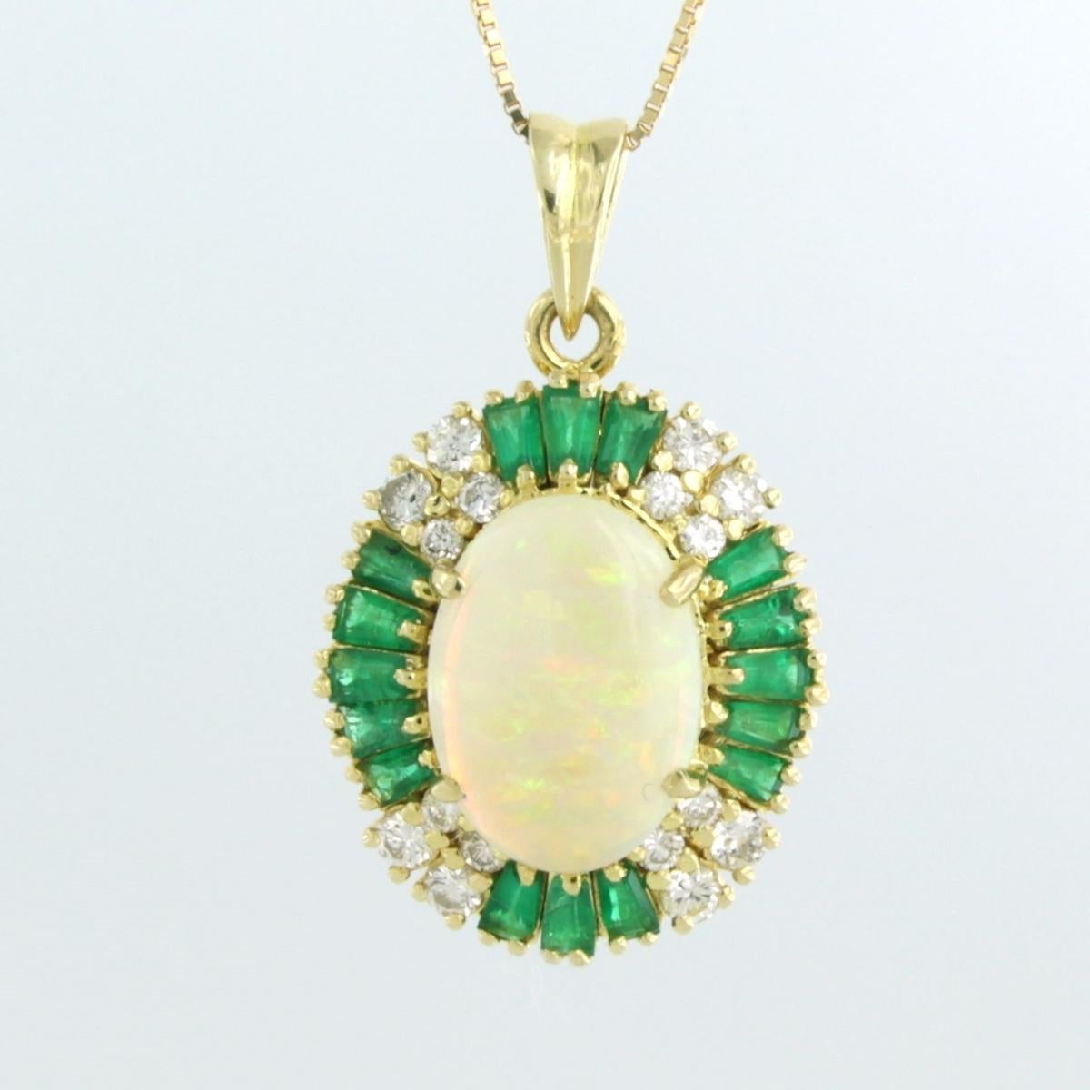 Halskette aus 18 kt Gelbgold mit Anhänger, besetzt mit Opal, Smaragd und Diamant im Brillantschliff. 0,50ct F/G - VS/SI - 45 cm lang

detaillierte Beschreibung:

Die Größe des Anhängers ist 3,0 cm lang und 1,9 cm breit.

Die Länge der Kette ist 45
