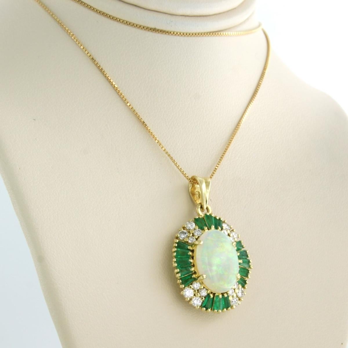 Halskette und Anhänger mit Opal, Smaragd und Diamant im Brillantschliff aus 18 Karat Gold im Zustand „Hervorragend“ in The Hague, ZH