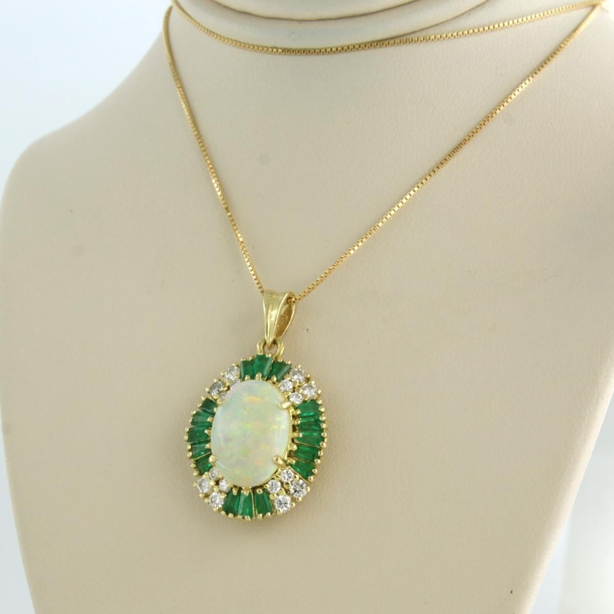 Halskette und Anhänger mit Opal, Smaragd und Diamant im Brillantschliff aus 18 Karat Gold Damen