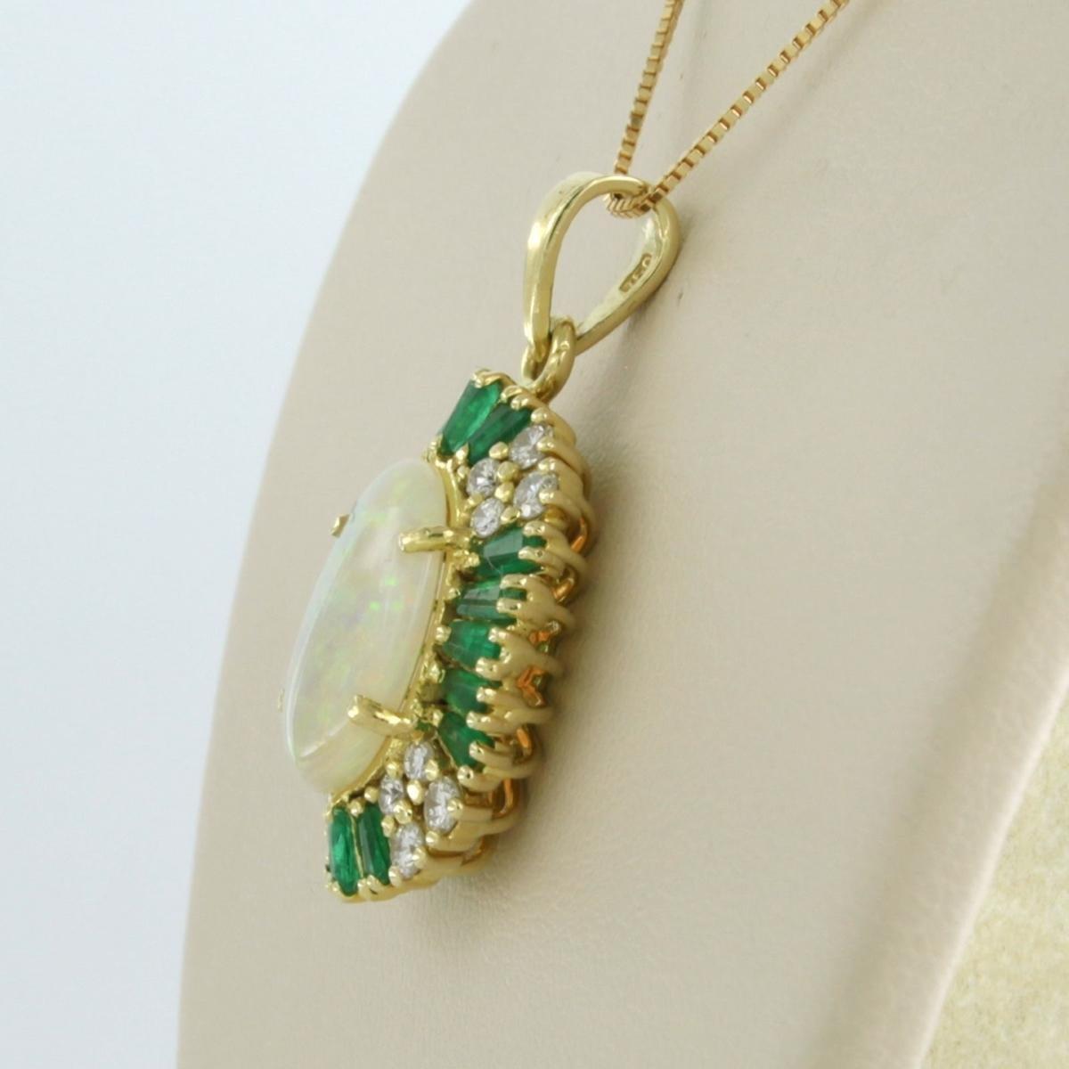 Women's Necklace and pendant with opal, emerald and brilliant cut diamond 18k gold For Sale