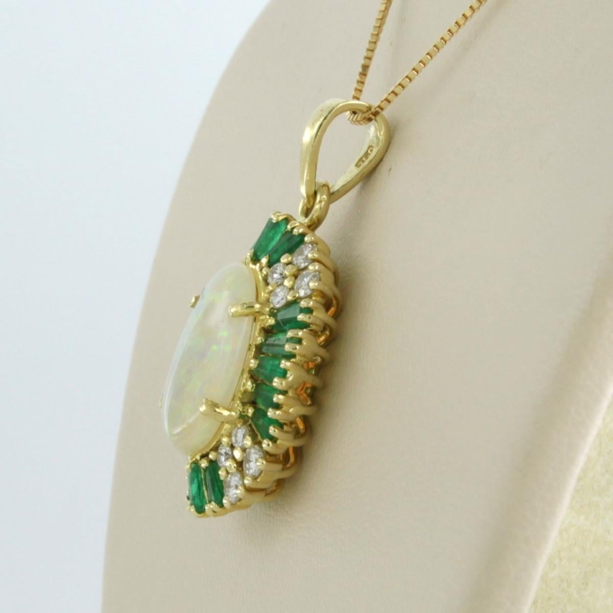 Halskette und Anhänger mit Opal, Smaragd und Diamant im Brillantschliff aus 18 Karat Gold 1