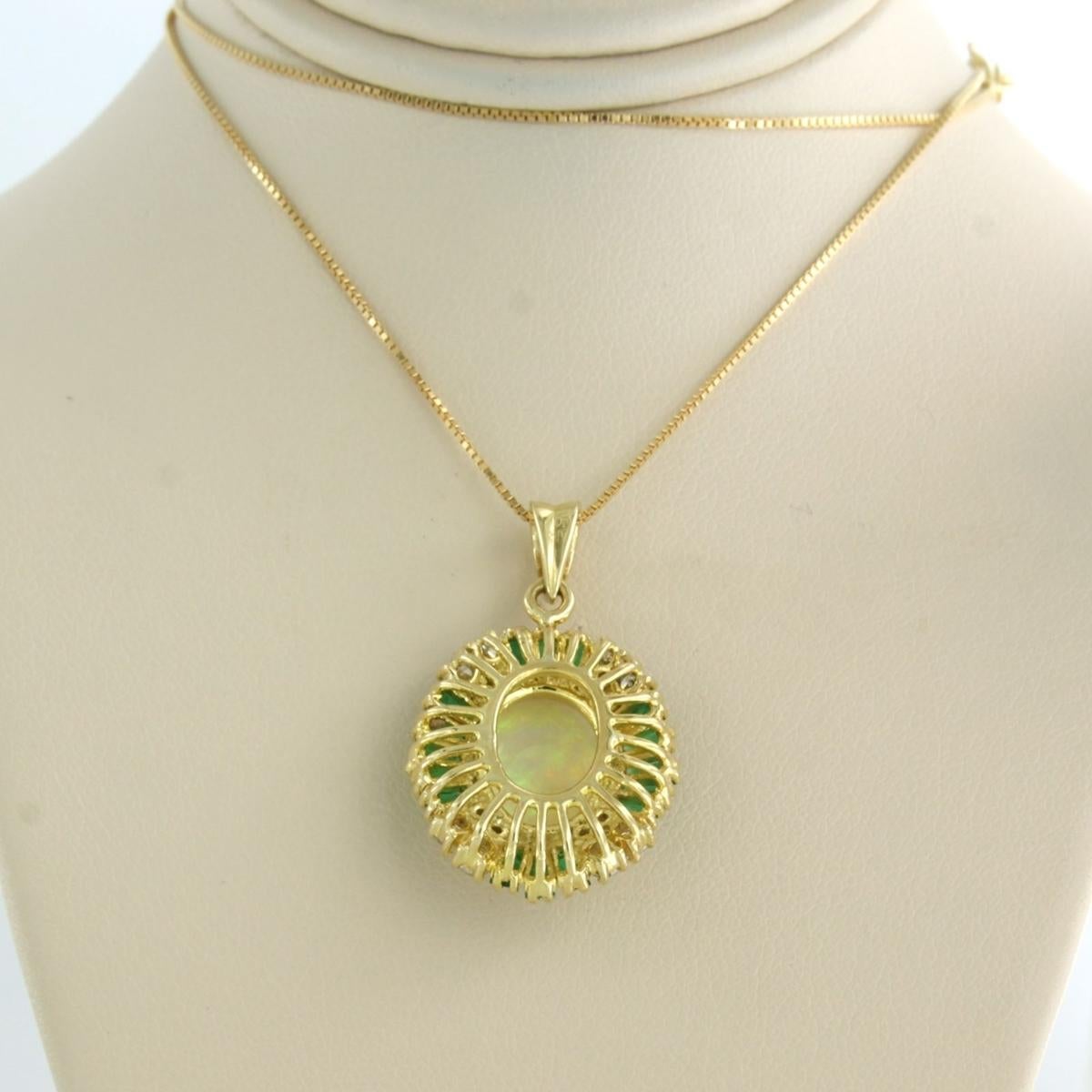 Halskette und Anhänger mit Opal, Smaragd und Diamant im Brillantschliff aus 18 Karat Gold 2