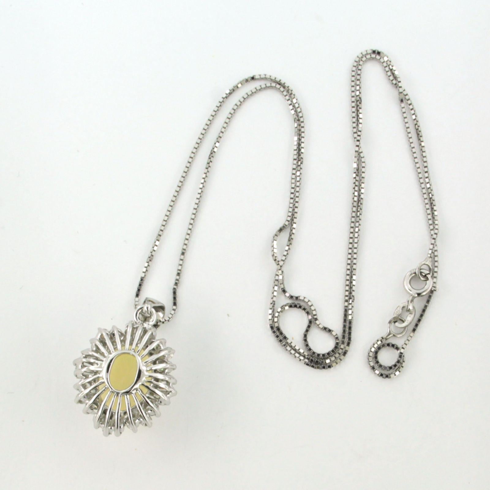 Collier en or blanc 18k avec pendentif serti d'opale et de diamants taille brillant et taille conique 0,80 ct - F/G - VS/SI - longueur 50 cm

Description détaillée

Le collier mesure 50 cm de long et 0,7 mm de large.

Le pendentif mesure 2,8 cm de