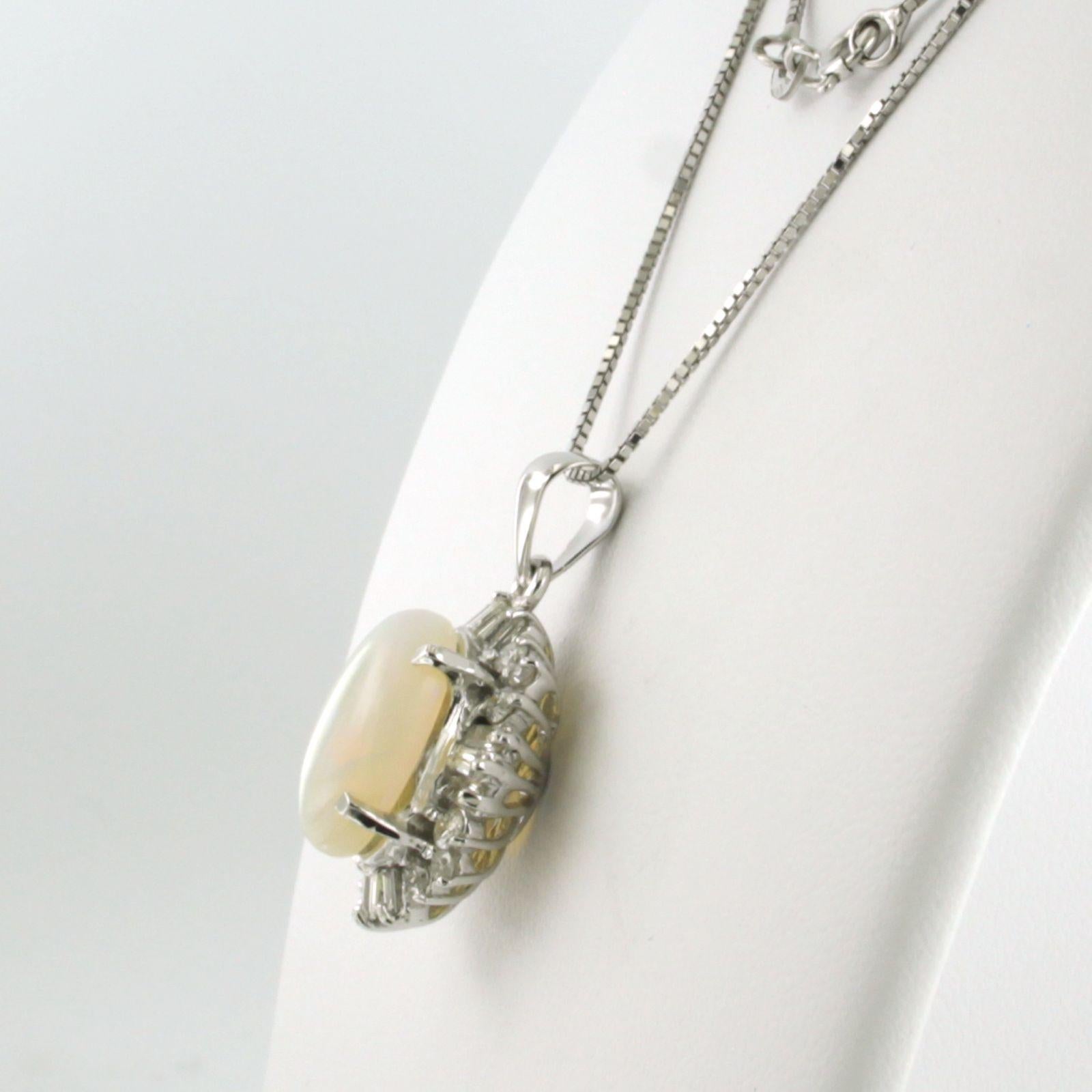 Moderne Collier et pendentif avec opale, diamants taillés en pointe et en brillant Or 18k en vente