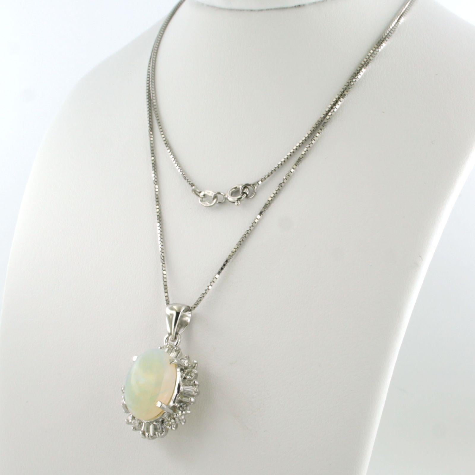 Taille cabochon Collier et pendentif avec opale, diamants taillés en pointe et en brillant Or 18k en vente