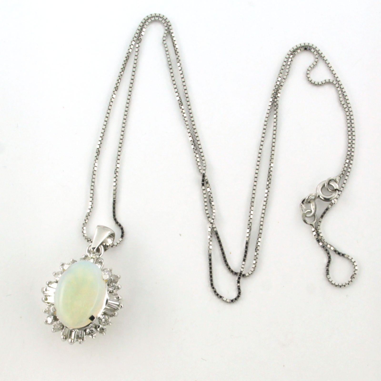 Collier et pendentif avec opale, diamants taillés en pointe et en brillant Or 18k Excellent état - En vente à The Hague, ZH