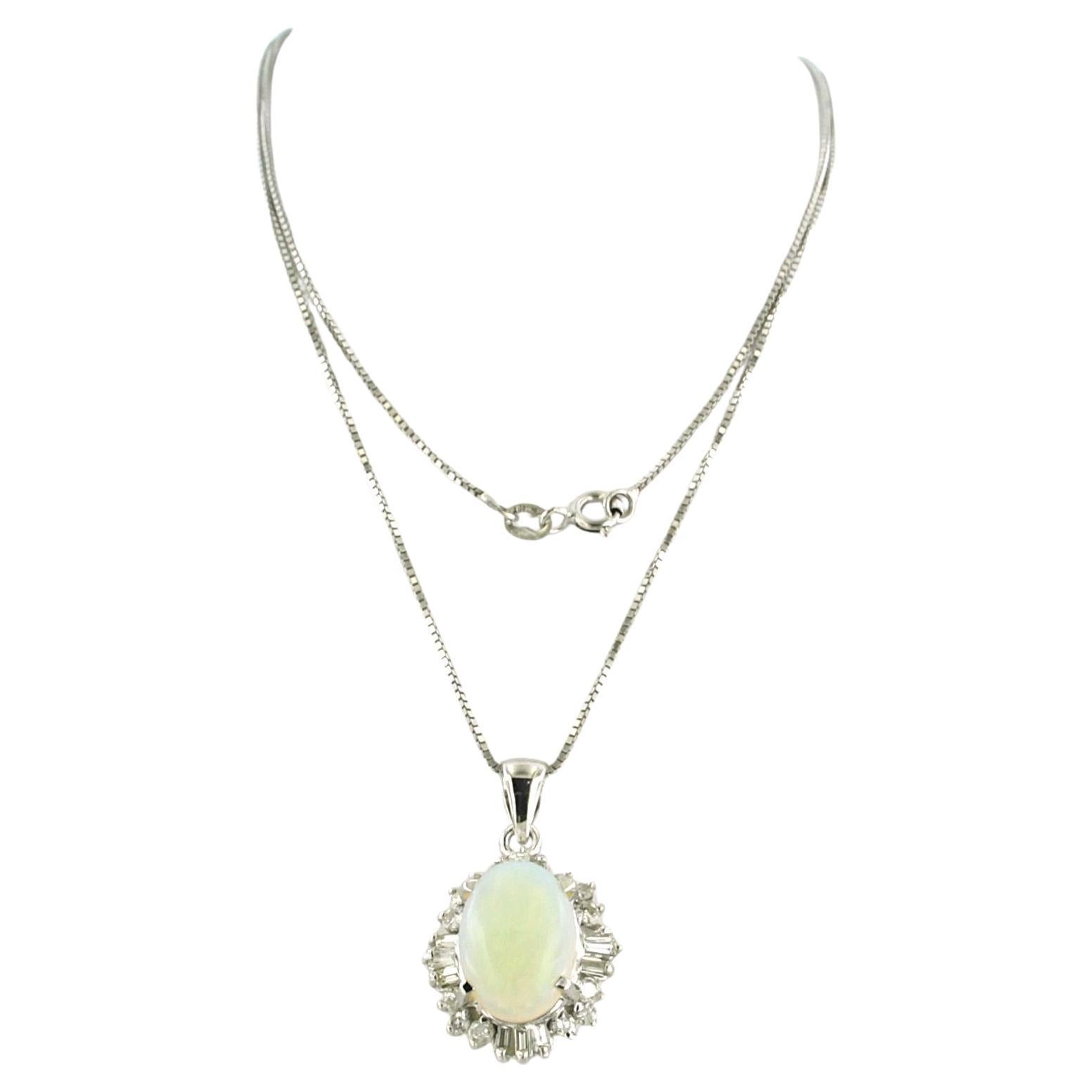 Collier et pendentif avec opale, diamants taillés en pointe et en brillant Or 18k en vente