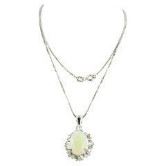 Collier et pendentif avec opale, diamants taillés en pointe et en brillant Or 18k