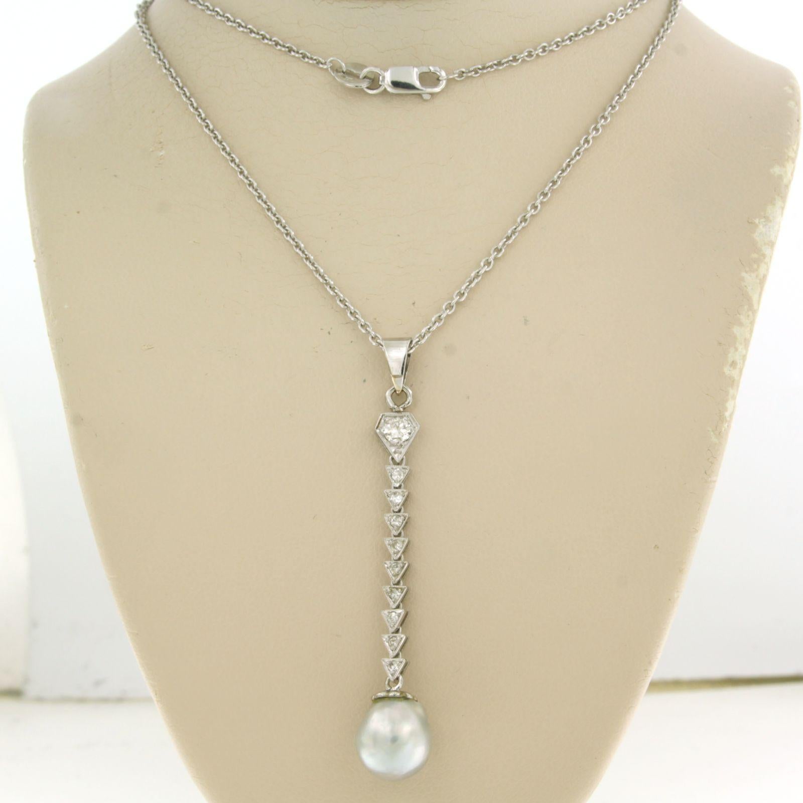 950pt Platinum necklace with 14k gold with 850pt platinum pendant set with pearl and single cut diamonds up to approx. 0.20 ct F/G SI - 50 cm

detailed description

the pendant is 5.0 cm high and 8.7 mm wide

the necklace is 50 cm long and 1.0 mm
