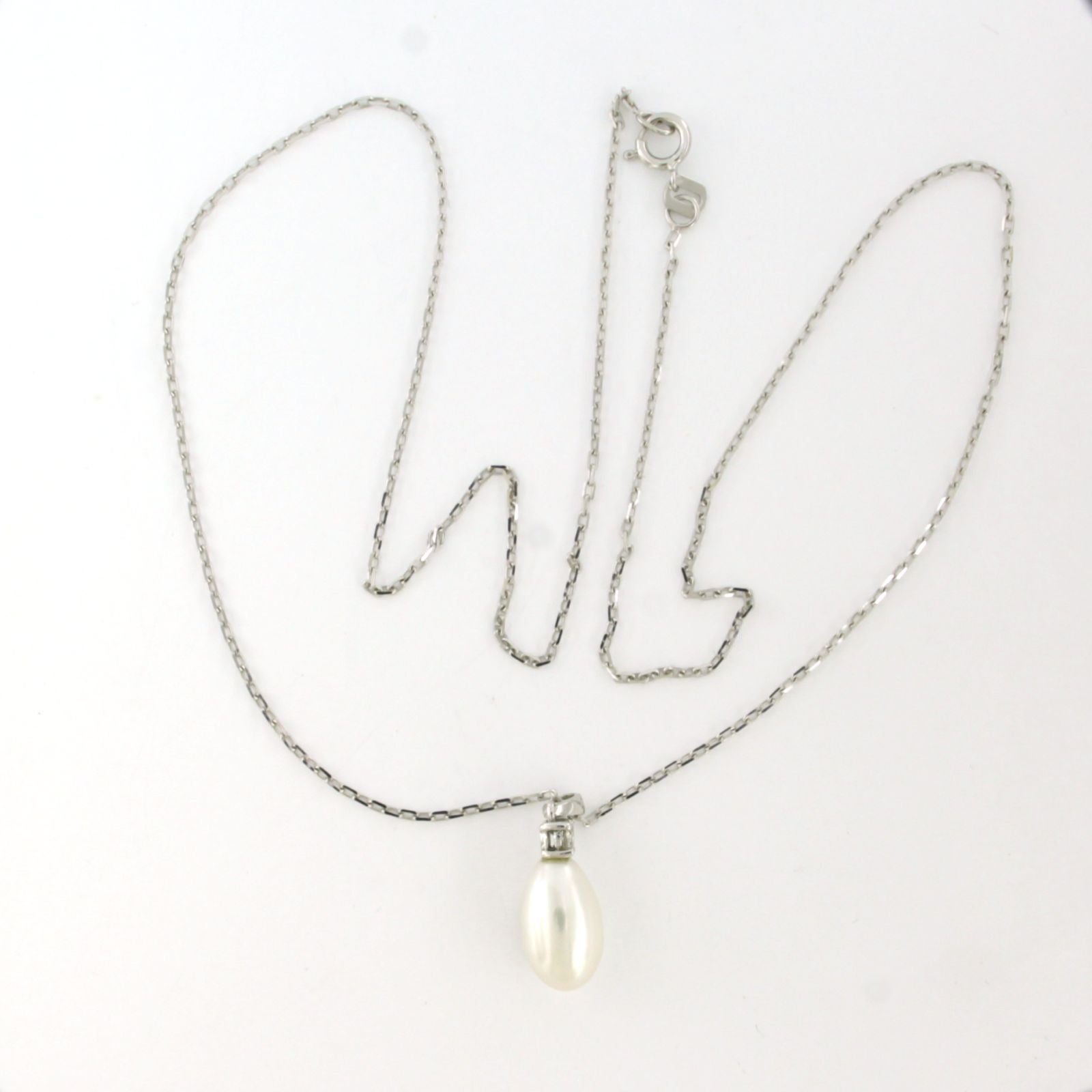 14k white gold necklace with pendant set with pearl and brilliant cut diamond 0.10ct - F/G - VS/SI - 45 cm long

detailed description:

necklace is 45 cm long by 0.8 mm wide

dimensions of the pendant are 1.8 cm long by 7.0 mm wide

weight 2.7