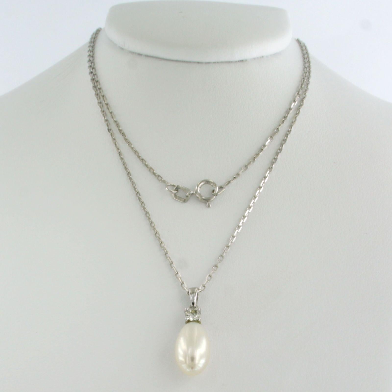 Taille brillant Necklace and pendant with pearl and brilliant cut diamond up to 0.10ct 14k gold en vente