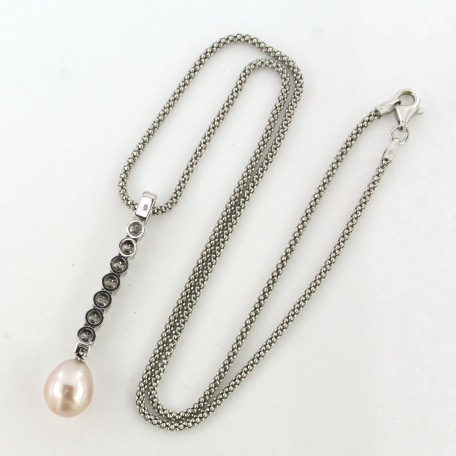 Halskette aus 18 Karat Weißgold mit Anhänger, besetzt mit einer Perle und einem Diamanten im Brillantschliff 0,60ct - F/G - VS/SI - 42cm lang 

Ausführliche Beschreibung

die Länge der Halskette ist 42 cm lang und 1,9 mm breit

Die Abmessungen des