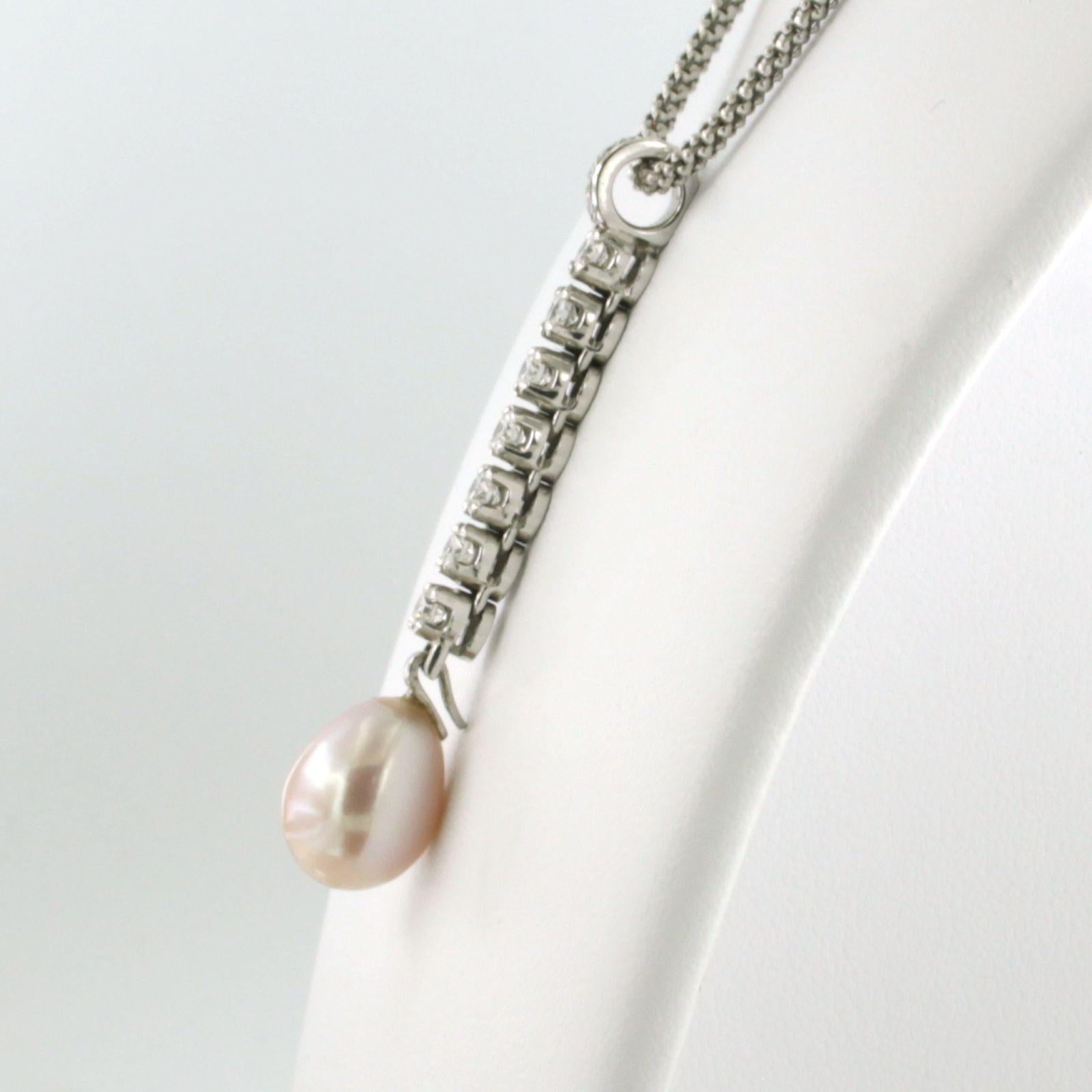 Halskette und Anhänger mit Perlen und Diamanten im Brillantschliff bis zu 0,60 Karat 18 Karat Gold (Moderne) im Angebot