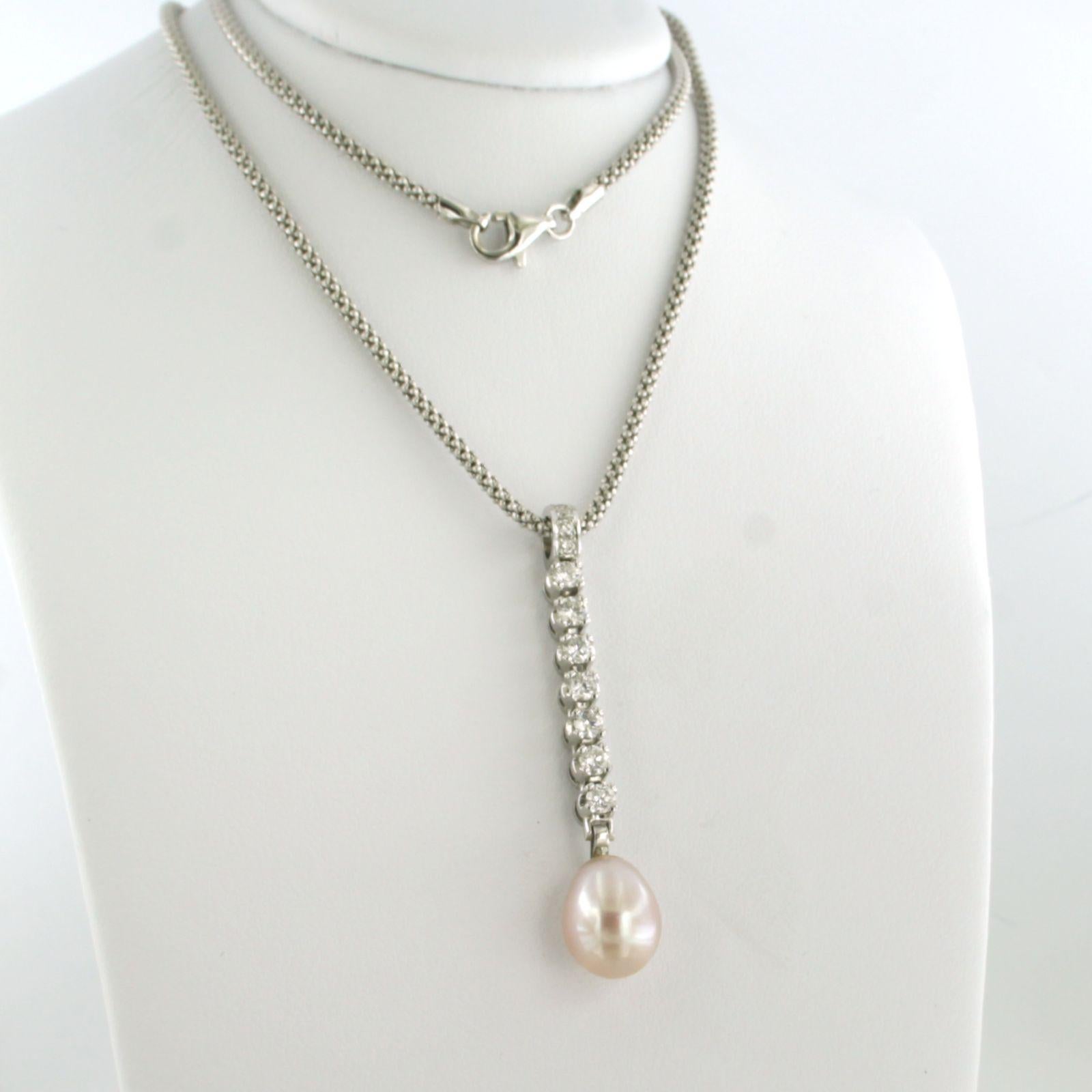 Halskette und Anhänger mit Perlen und Diamanten im Brillantschliff bis zu 0,60 Karat 18 Karat Gold (Moderne) im Angebot