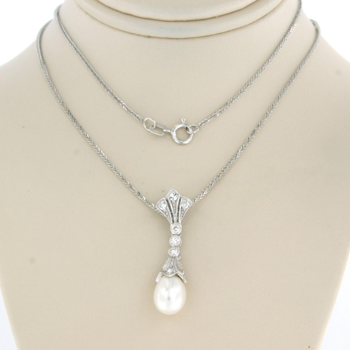 14k white gold necklace with pendant set with pearl and single cut diamond 0.23ct F/G - VS/SI 

detailed description:

the necklace is 45 cm long and 1.0 mm wide

size of the pendant is approximately 2.7 cm by 8.1 mm

weight 3.8 grams

set with

- 1