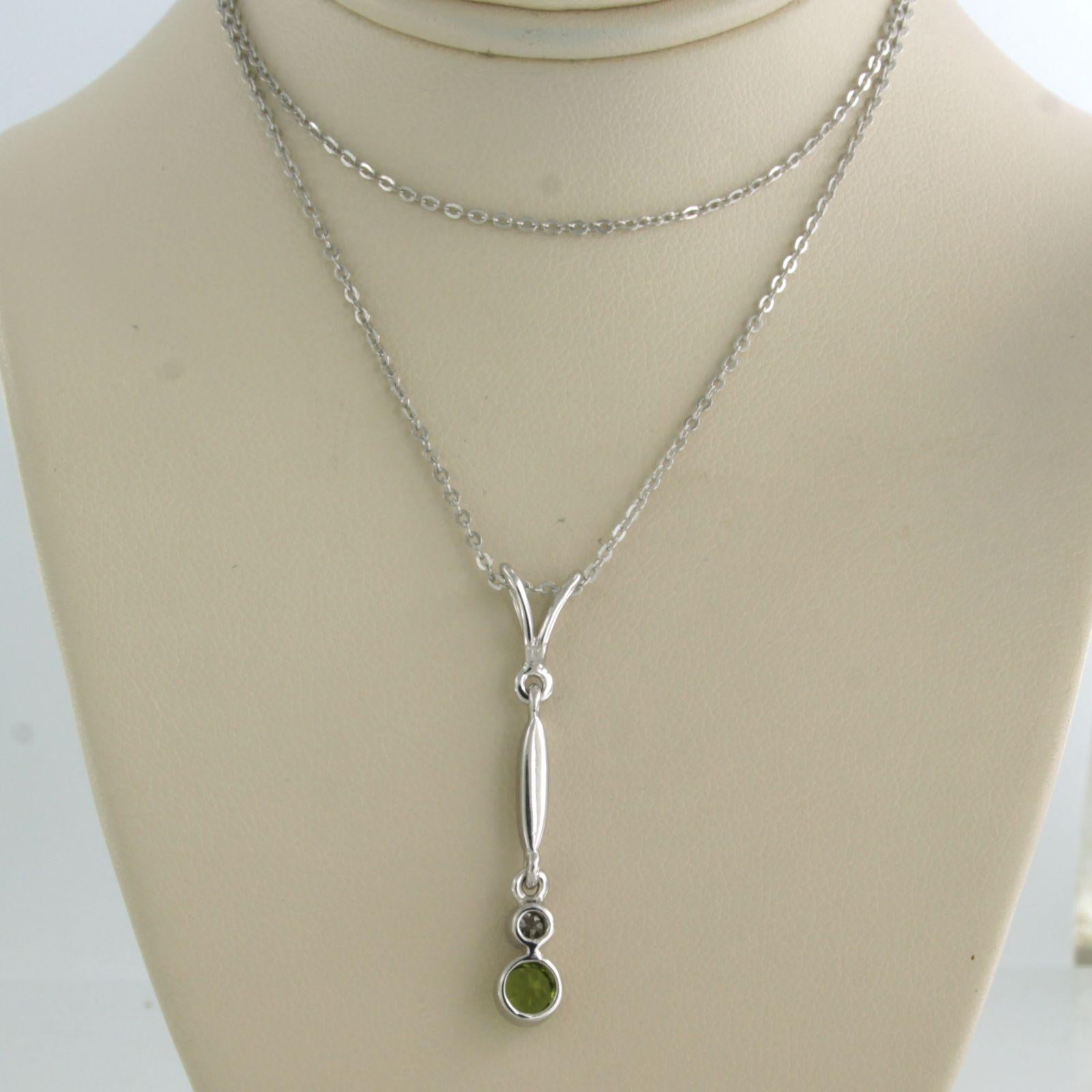 14k white gold necklace with pendant set with peridot and old mine cut diamond. 0.08ct - F/G - SI - 40 cm long

detailed description

the necklace is 40 cm long and 0.7 mm wide

The size of the pendant is 3.7 cm by 5.2 mm wide

total weight: 4.0