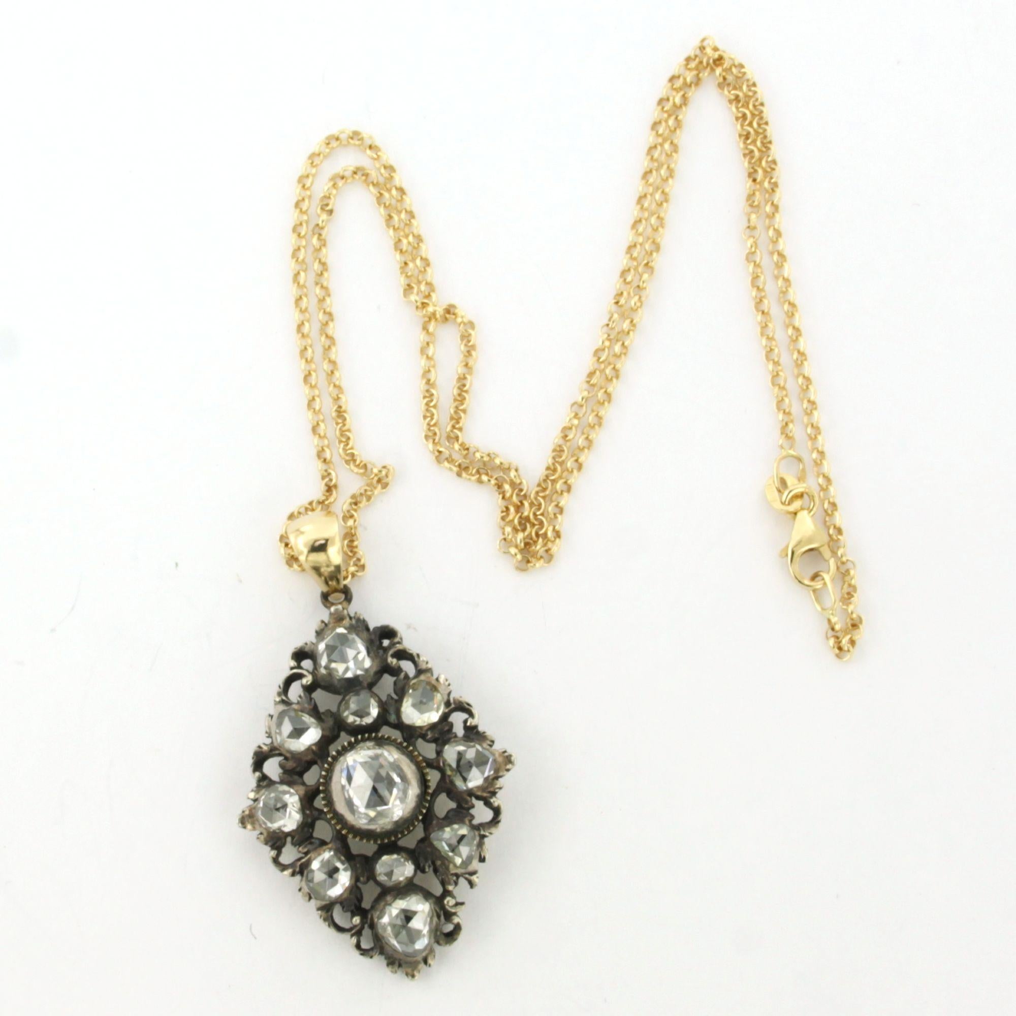 Collier en or jaune 18k avec un pendentif en argent serti d'un diamant taillé en rose, totalisant environ 3,00 ct - G/H - SI - 42 cm de long

Description détaillée

Le collier mesure 42 cm de long et 0,7 mm de large.

Le pendentif mesure 4,0 cm de
