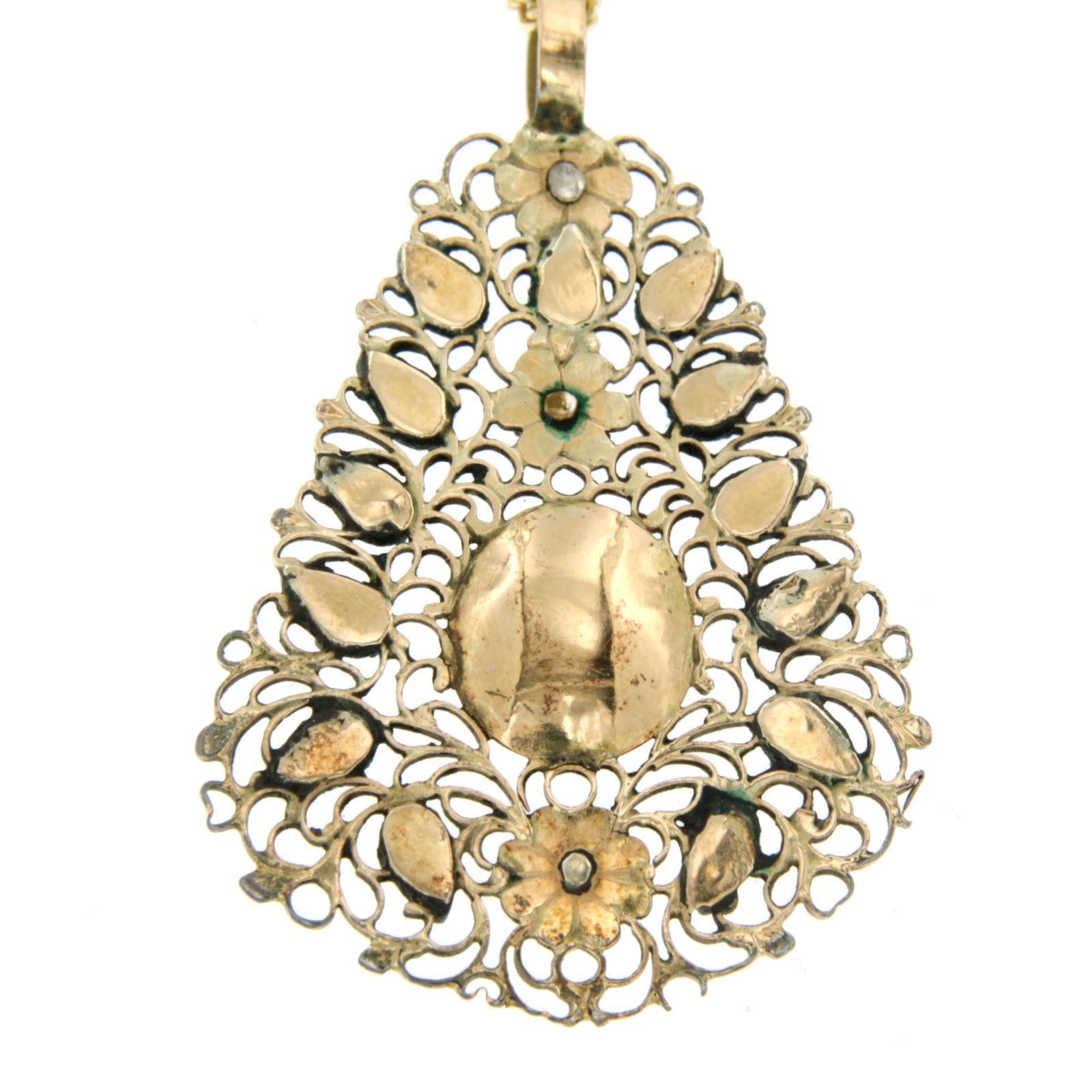 Collana in oro giallo 18k e pendente in oro e argento con diamanti taglio rosa incastonati per un totale di circa 0,30ct - G/H - SI - lunghezza 50 cm

Descrizione dettagliata

la lunghezza della collana è di 45 cm di lunghezza per 1,5 mm di