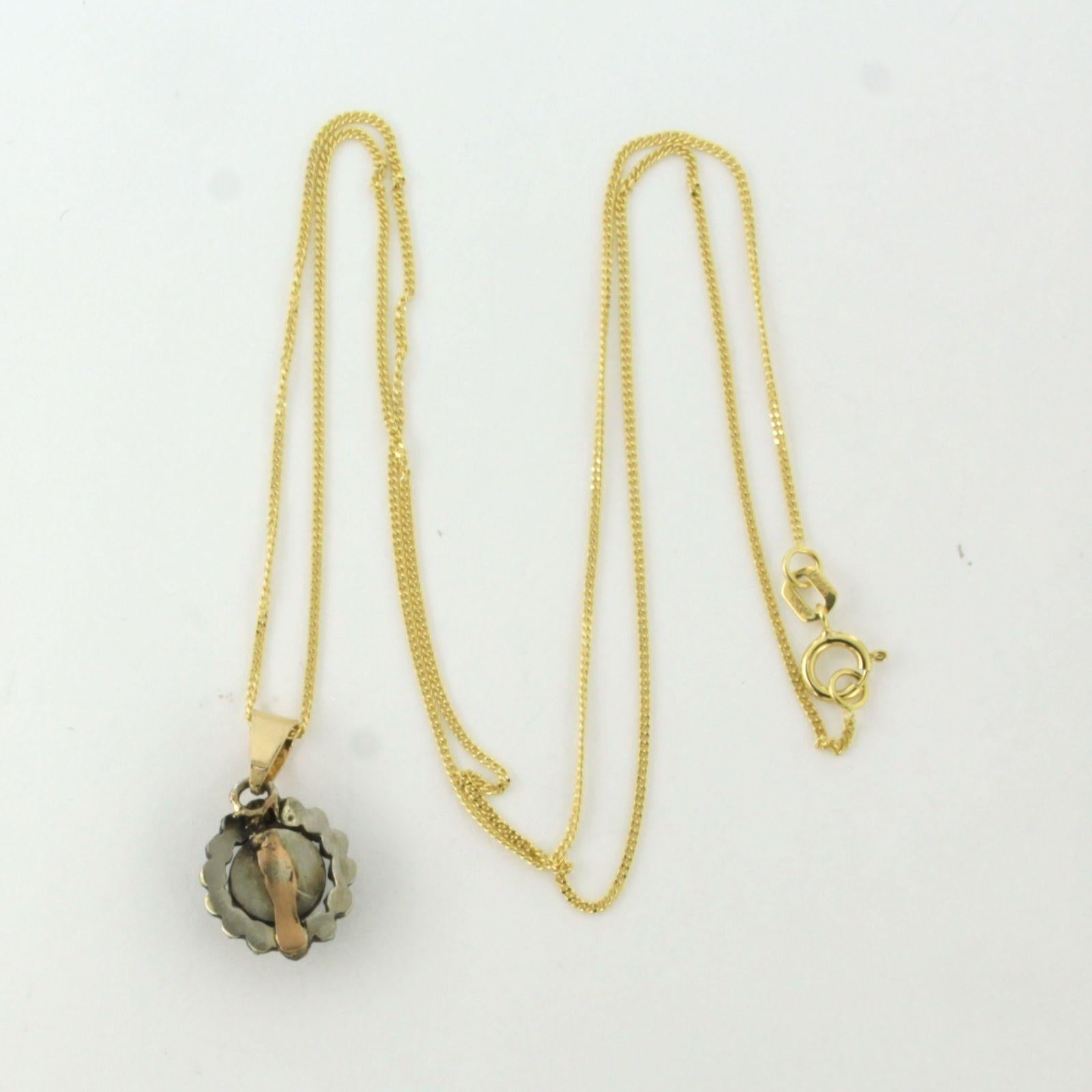 Collana in oro giallo 14k con un pendente in oro e argento con un diamante taglio rosa, per un totale di circa 0,40 ct - G/H - SI - lunghezza 45 cm

Descrizione dettagliata

La collana è lunga 45 cm e larga 0,7 mm.

Il ciondolo è alto 1,8 cm e largo