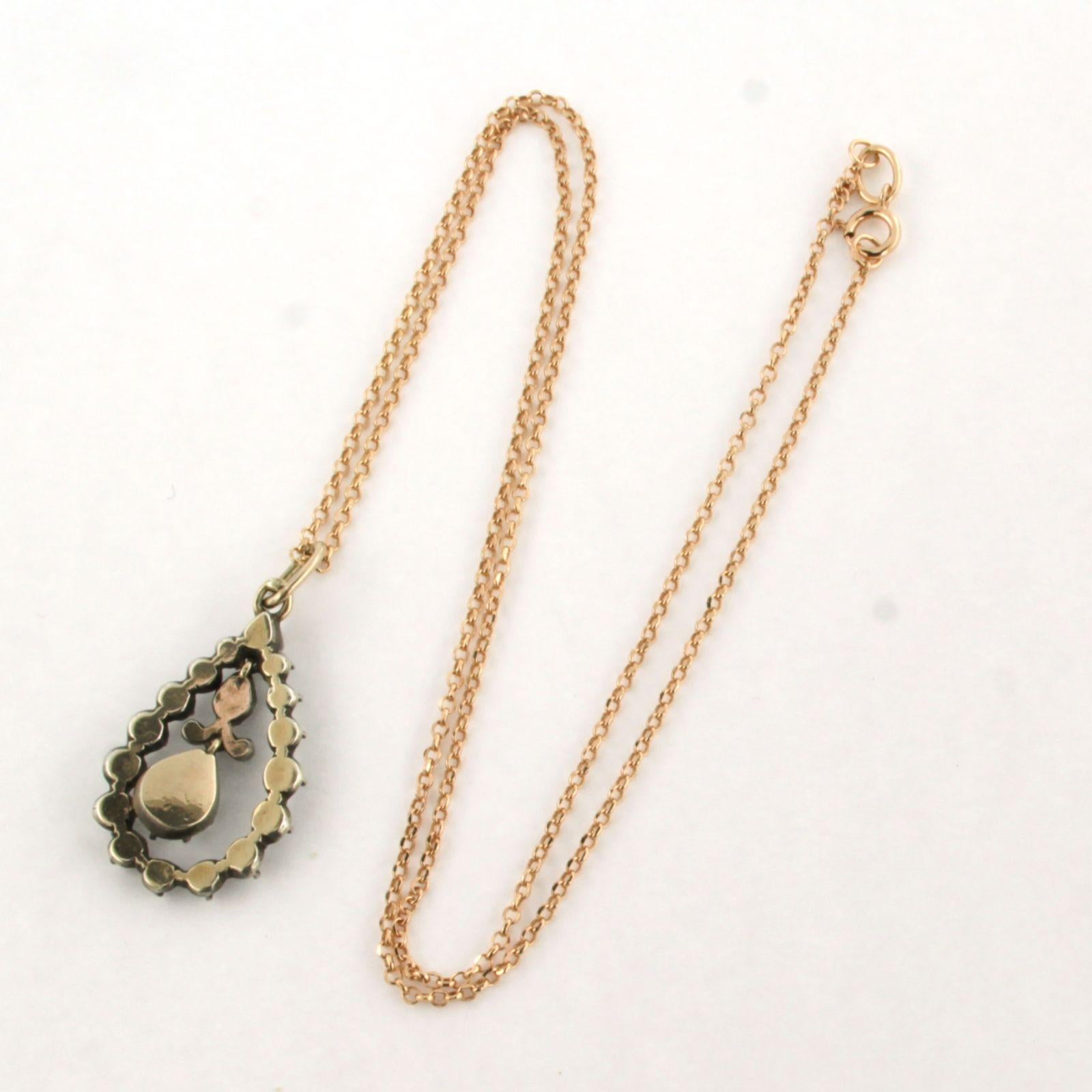 Collier en or rose 14k avec pendentif en or 14k et argent serti de diamants taillés en rose. 0,70 ct - G/H - SI - 45 cm de long

Description détaillée :

Le collier mesure 45 cm de long et 1,2 mm de large.

Le pendentif mesure 3,3 cm de long et 1,7