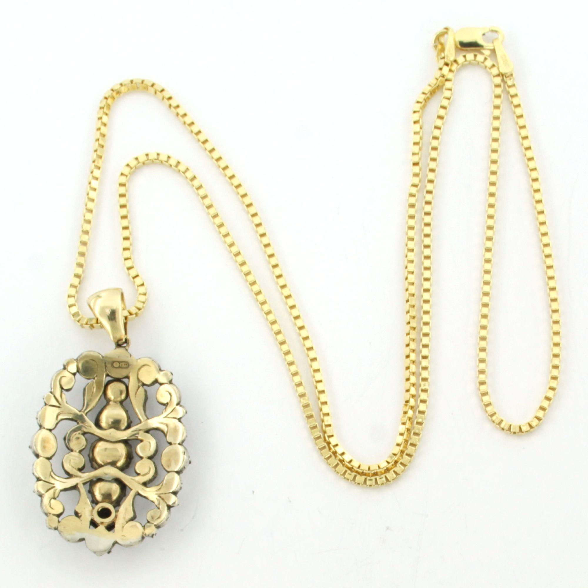 Collier aus 14 Karat Gelbgold mit einem Anhänger aus Gold und Silber, besetzt mit Diamanten im Rosenschliff bis zu 0,80 Karat - G/H - SI - 50 cm lang

Ausführliche Beschreibung

Die Halskette ist 50 cm lang und 1,3 mm breit.

Der Anhänger ist 4,1 cm