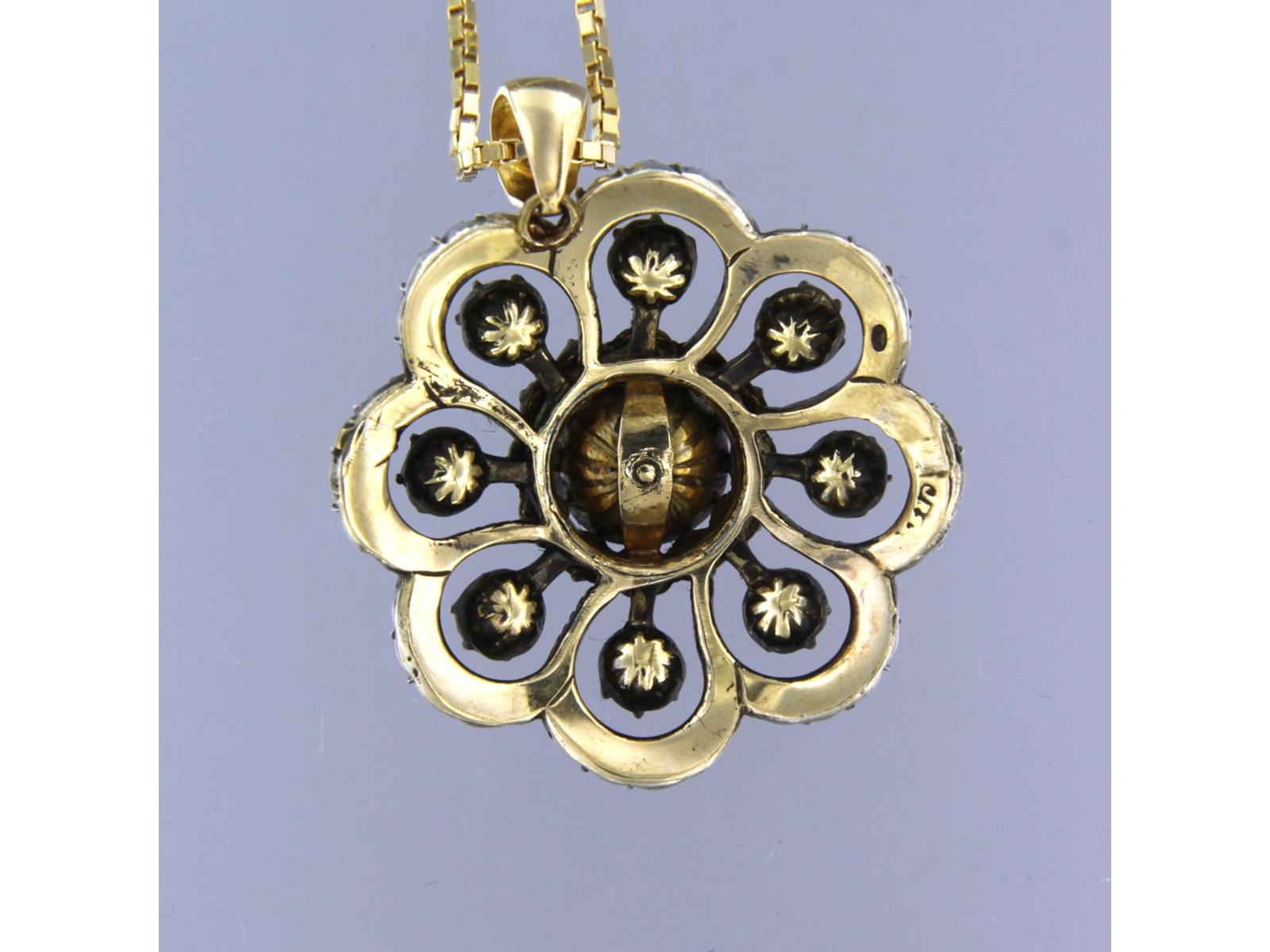 Collana in oro giallo 14k con pendente a forma di entourage in oro e argento con diamanti taglio rosa. 2,50 ct - G/ - SI - 45 cm di lunghezza

Descrizione dettagliata:

La collana è lunga 45 cm e larga 1,3 mm.

Il ciondolo misura 3,3 cm di lunghezza