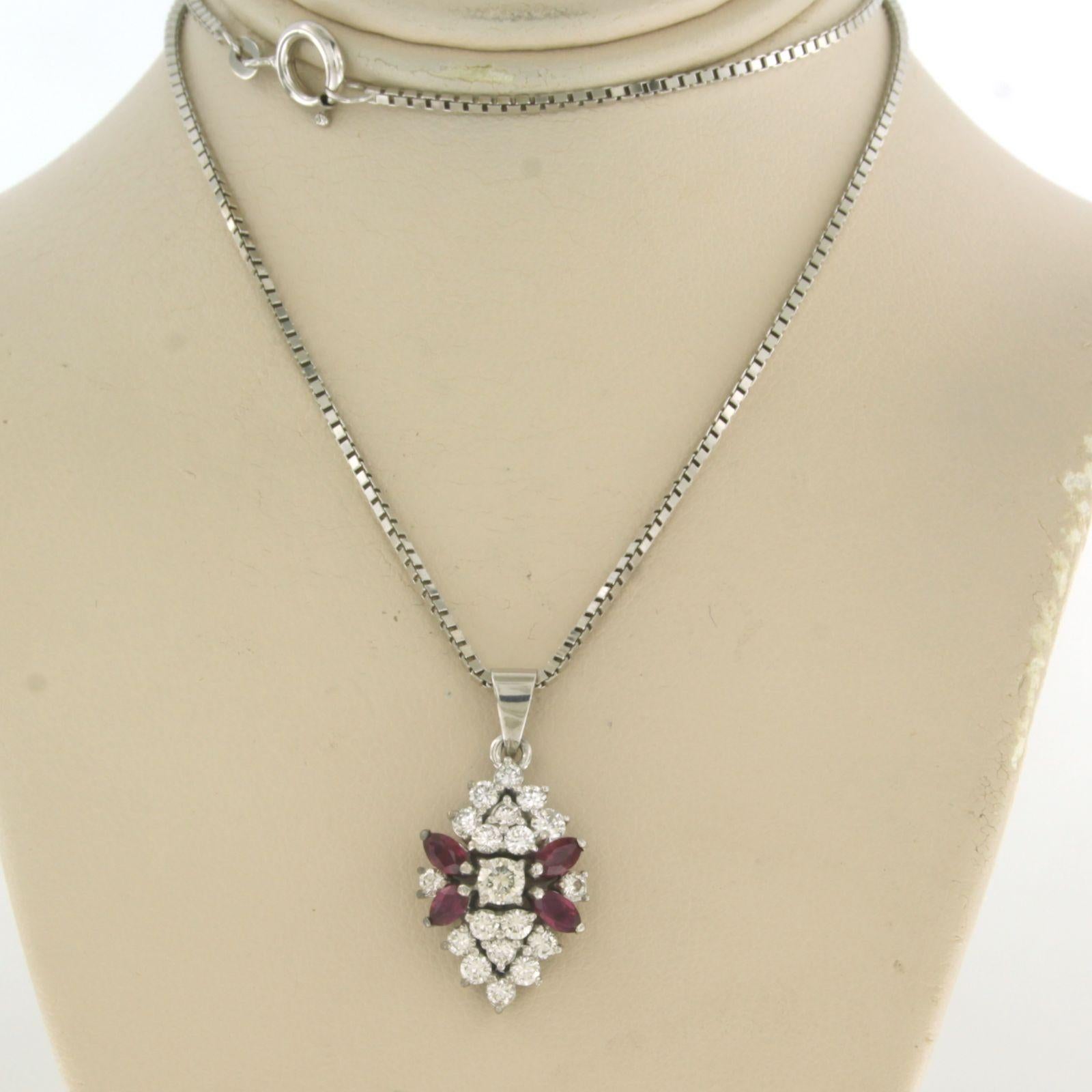 Collar de oro blanco de 14 quilates con colgante engastado con rubí de hasta 0,50 ct y diamante talla brillante de 0,90 ct - K/L, F/G - VS/SI - 45 cm

Descripción detallada

la longitud del collar es de 40 cm de largo por 1,2 mm de ancho

las
