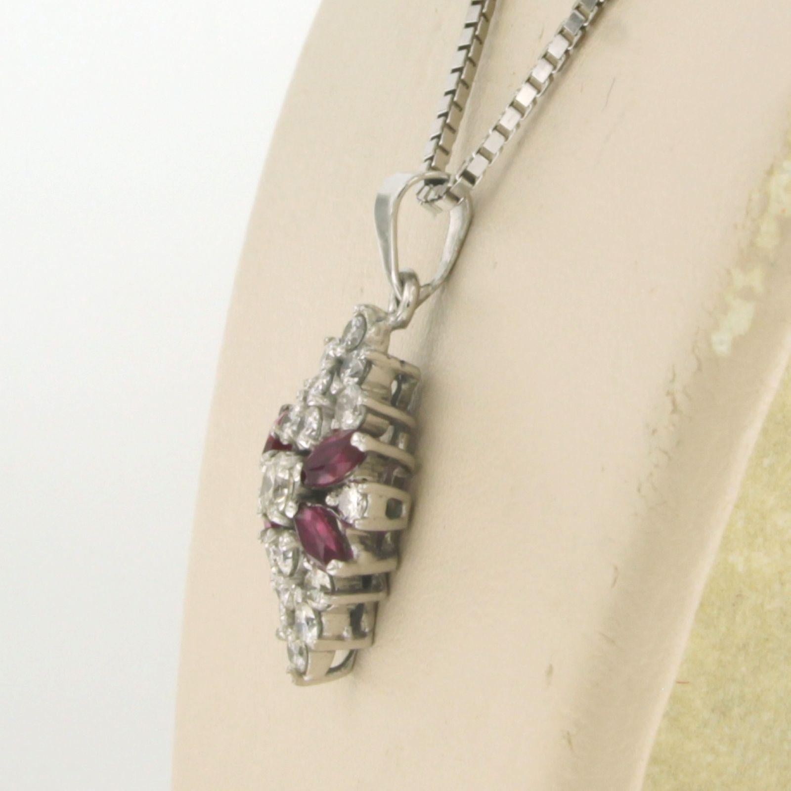 14k white gold necklace with pendant set with ruby ​​up to 0.50ct and brilliant cut diamond 0.90ct – K/L, F/G - VS/SI - 45cm

Detailed description

the length of the necklace is 40 cm long by 1.2 mm wide

dimensions of the pendant are 2.6 cm high by