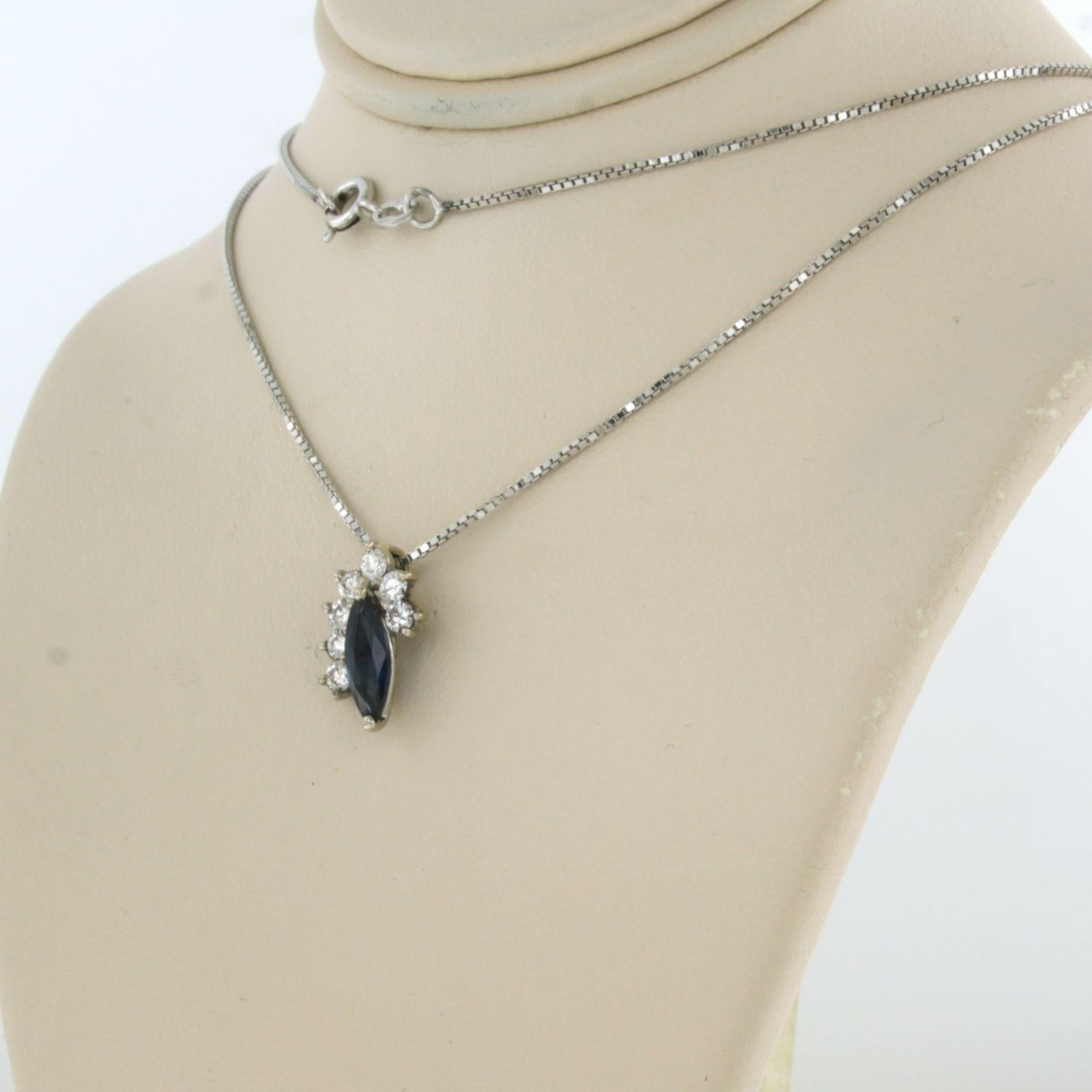 Collar de oro blanco de 18 quilates con colgante engastado con un zafiro y un diamante talla brillante de hasta 0,35 quilates - F/G - VS/SI - 50 cm de longitud

Descripción detallada:

El collar mide 50 cm de largo y 0,9 mm de ancho.

El colgante